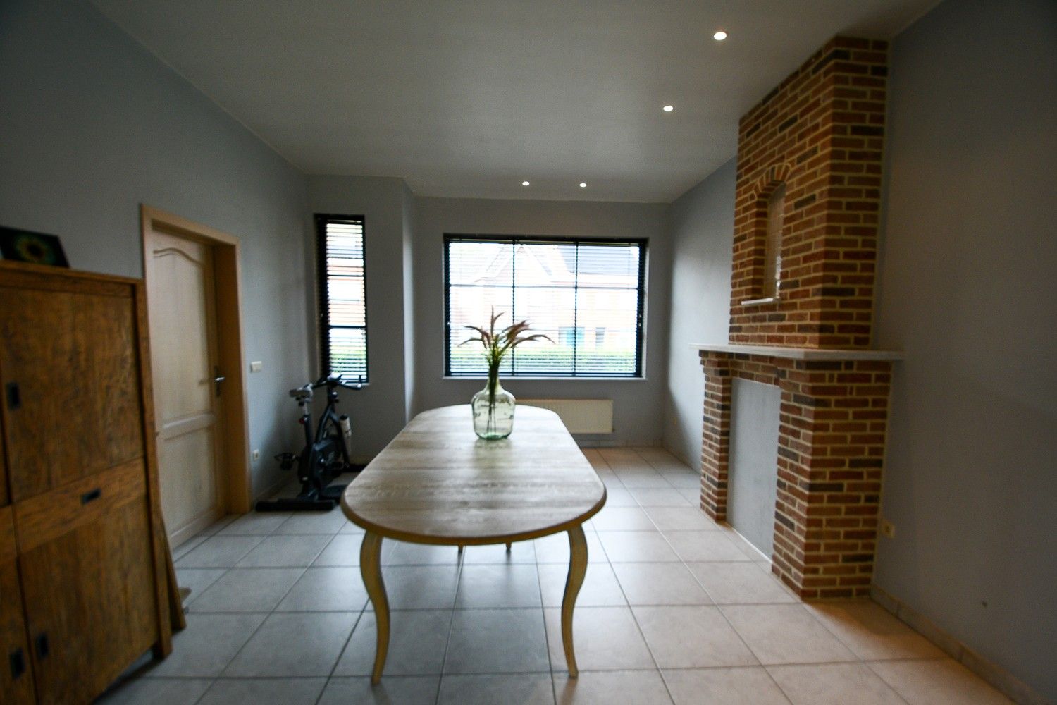 Ruime modernistische woning met grote tuin en garagegebouw foto 11