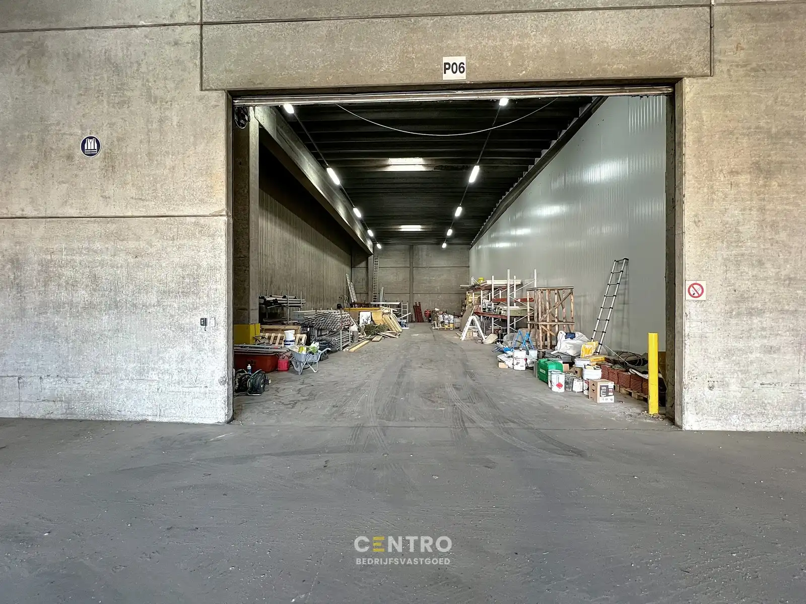 Magazijn van 330m² met vrije hoogte van 7,90m op industriële site , te Kerkhove (Avelgem). foto 9