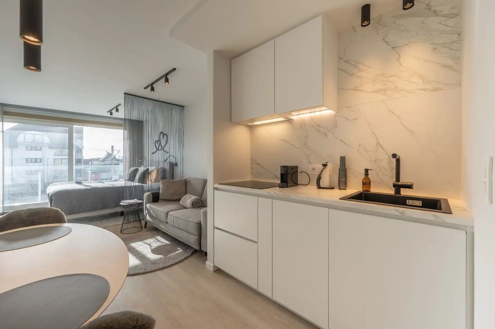 Prachtig gerenoveerde studio, centraal gelegen/ fantastisch zonneterras foto 8