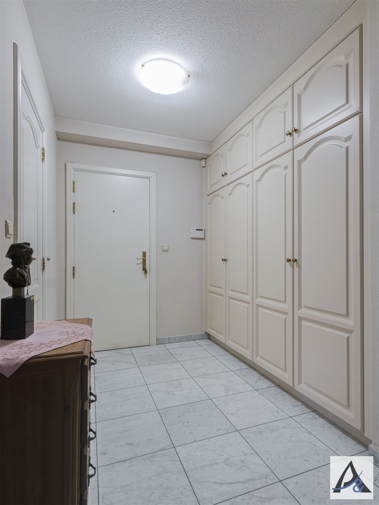 Ruim appartement met twee staanplaatsen in centrum Bilzen! foto 17