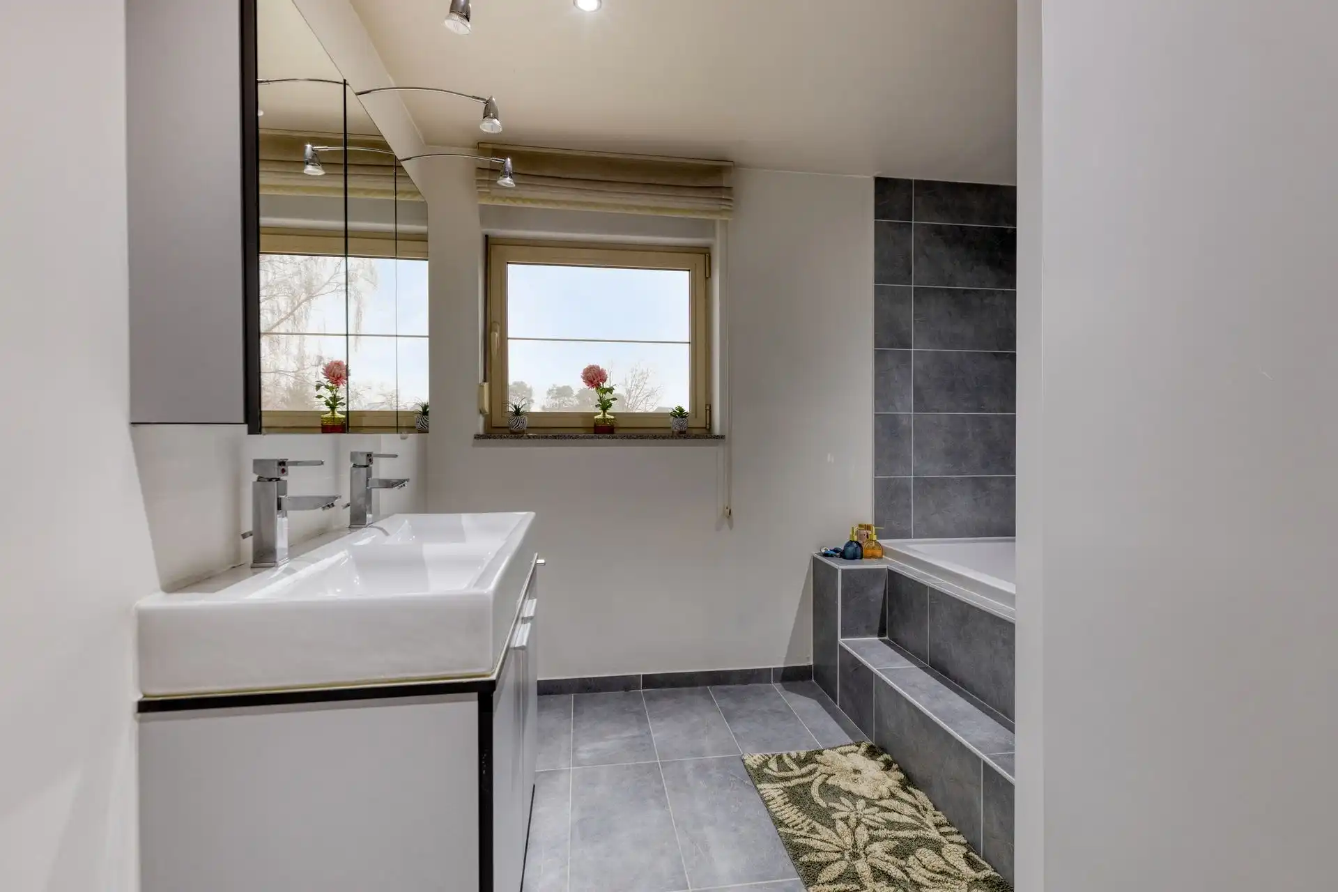 Ruime woning met maar liefst 4 slaapkamers én praktijkruimte in Maasmechelen! foto 21