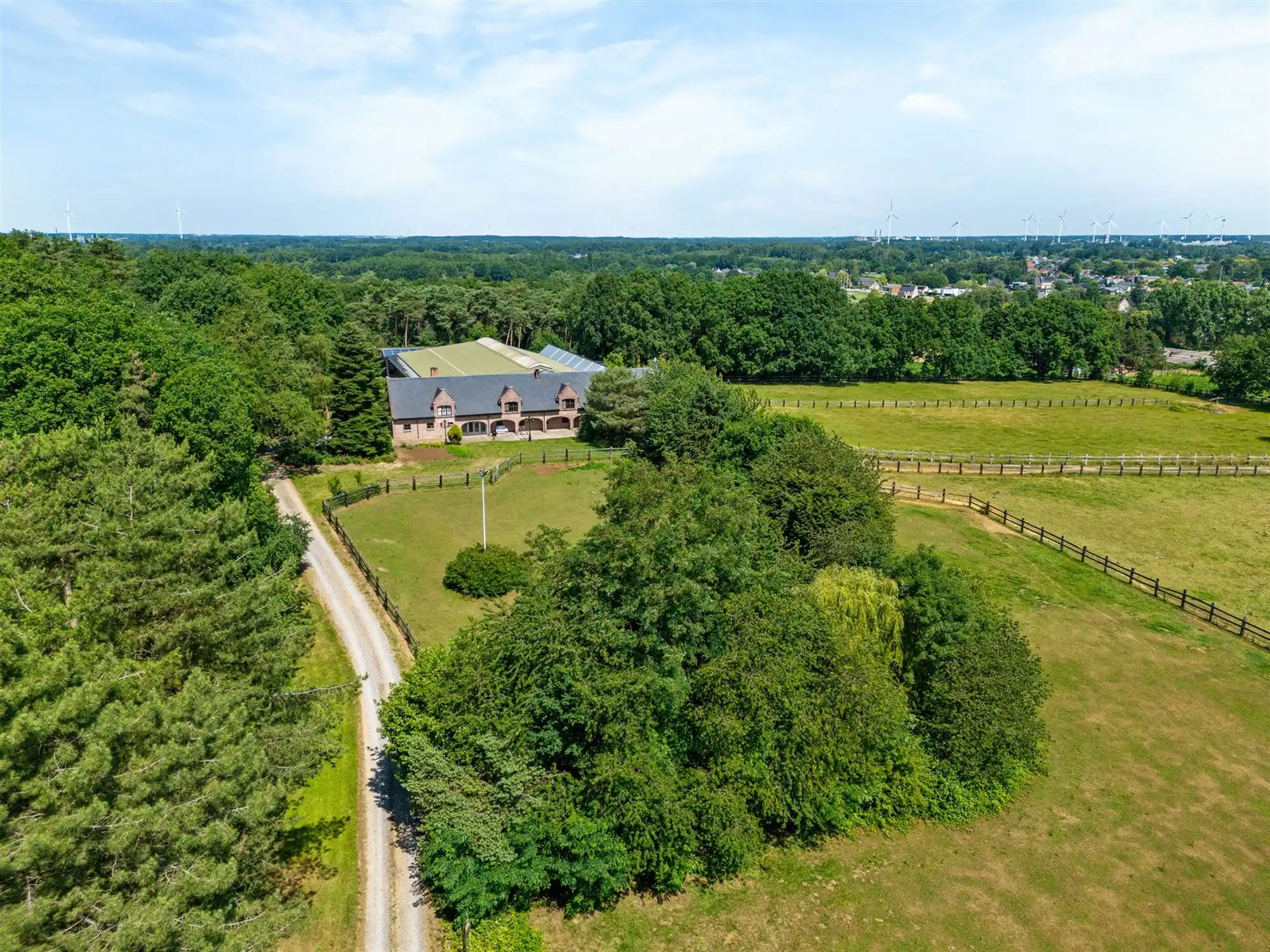 UNIEKE EIGENDOM MET 24 PAARDENSTALLEN EN BINNENPISTE OP CA 10 HECTARE TE PAAL-BERINGEN foto 14