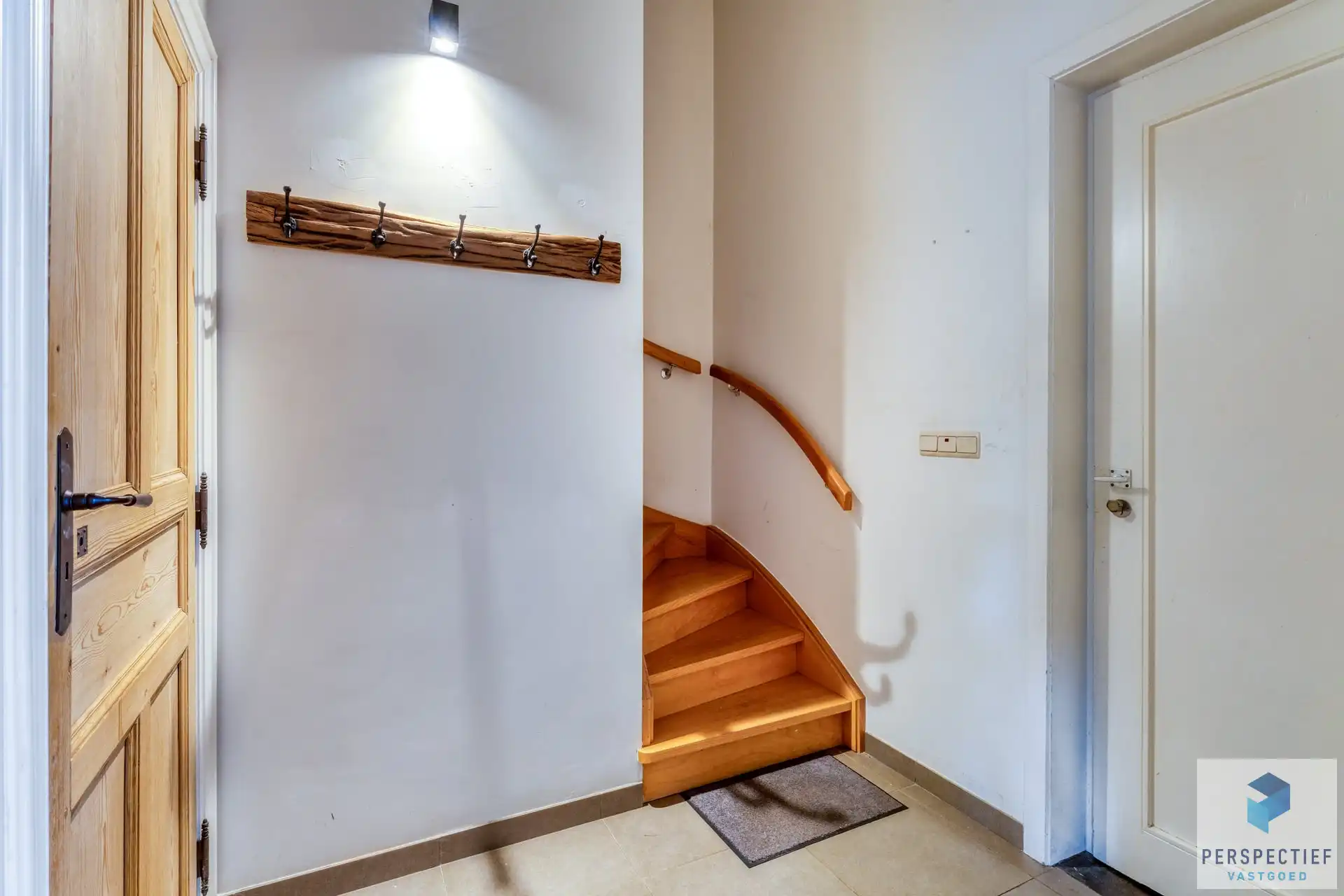 IN OPTIE - COMPROMIS IN OPMAAK | Ruime gerenoveerde woning met tuin & 2 privatieve autostaanplaatsen foto 9