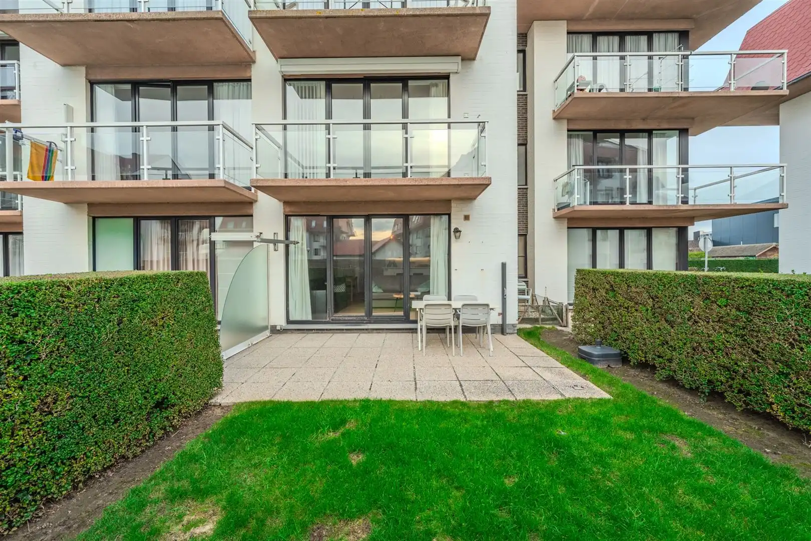 appartement met ruim terras en tuin foto 2