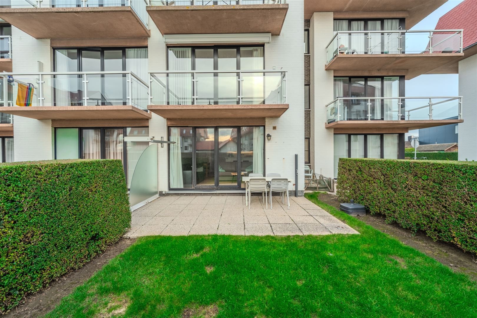 appartement met ruim terras en tuin foto 2