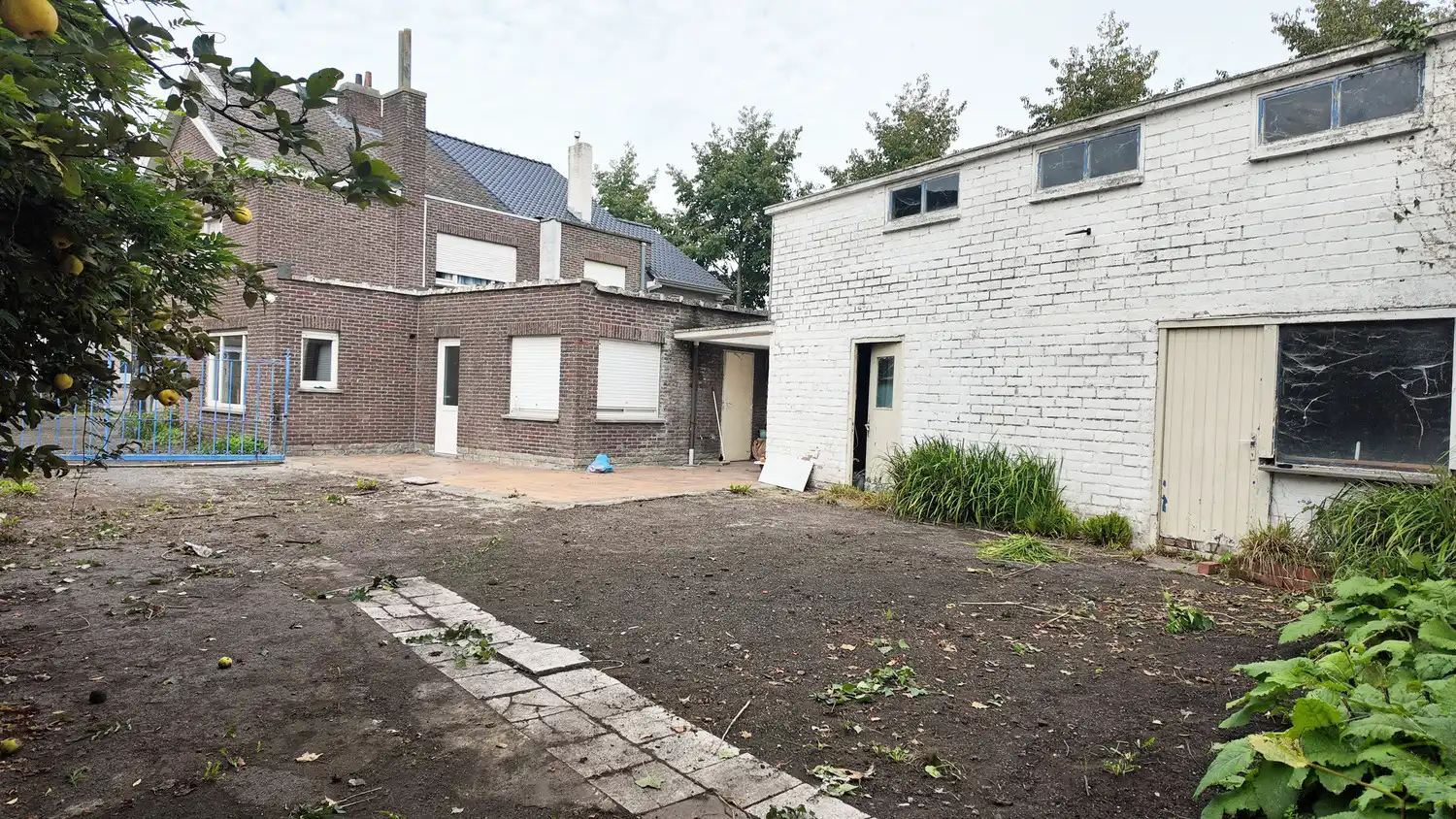 Ruime gezinswoning te koop in Eeklo met 3 slaapkamers met een ruime loods achteraan, die perfect voor een combinatie van comfortabel wonen en werken kan zijn. foto 12