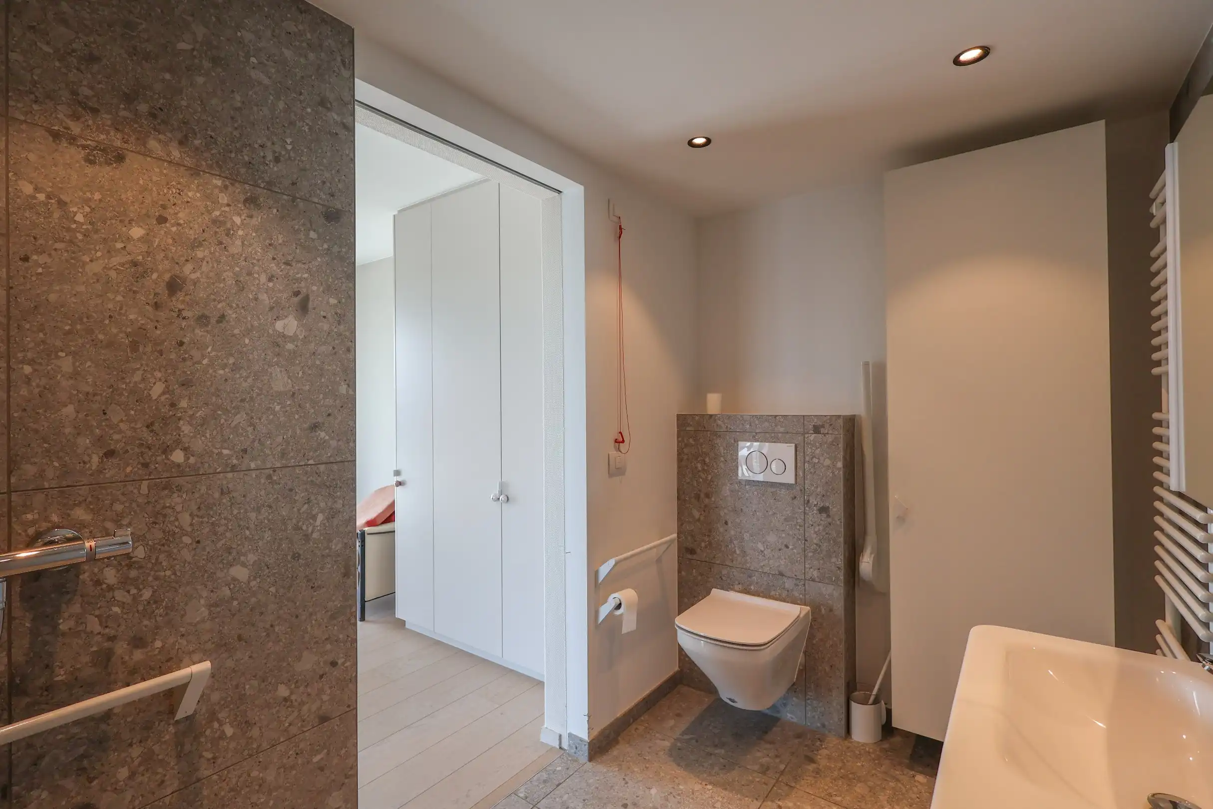 Verhuurde assistentiewoning met uitzonderlijk ruim zonneterras van 64,5m² in Oostduinkerke! foto 10