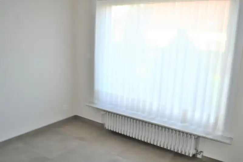 Vernieuwde woning met 4 slaapkamers foto 12