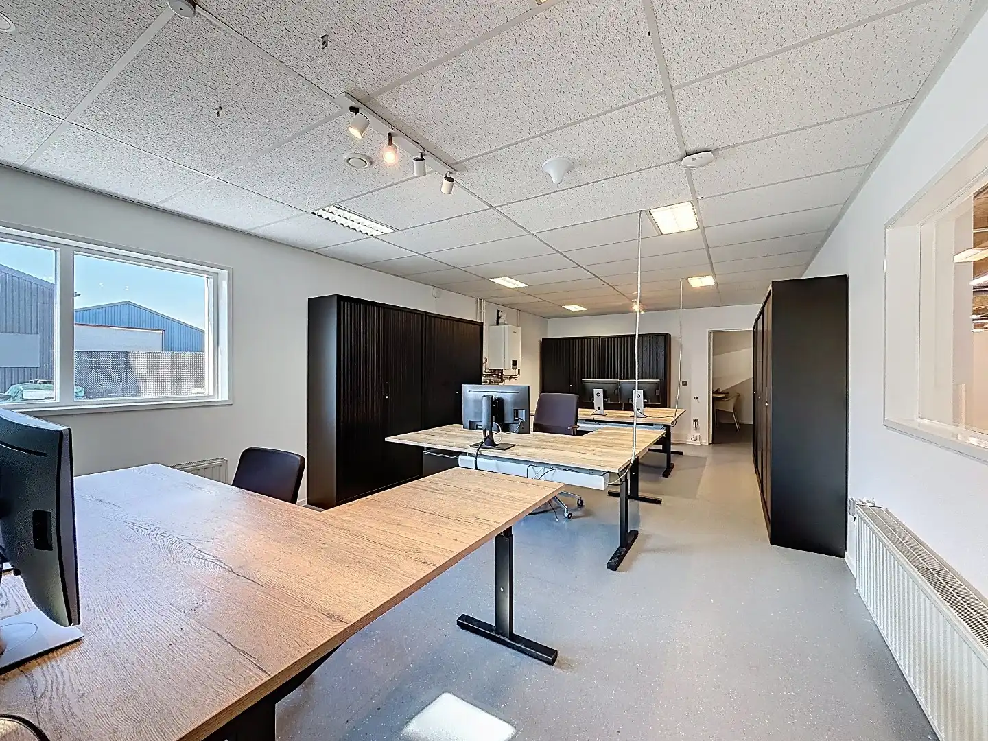 Uniek multifunctioneel object met bedrijfsruimte, kantoor, mancave en ruim appartement foto 6