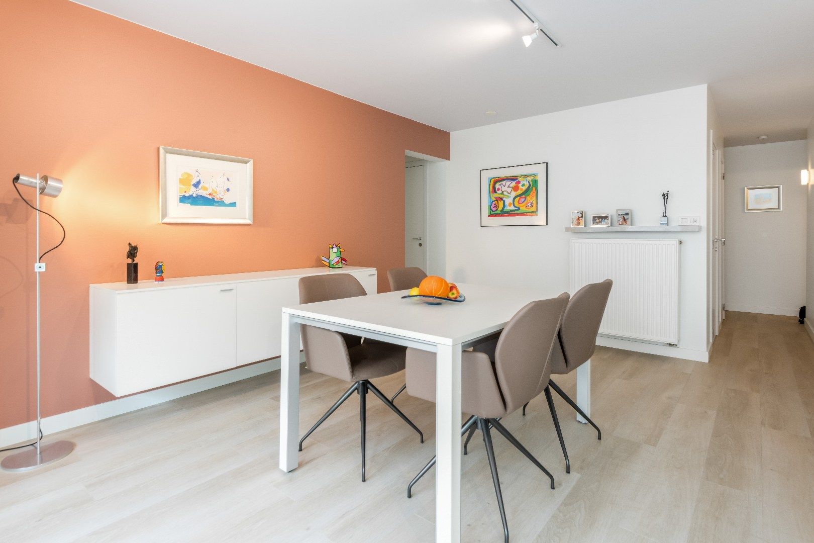Instapklaar 3-slaapkamer appartement gelegen op de Paul Parmentierlaan vlakbij de winkels van de Lippenslaan. foto 10