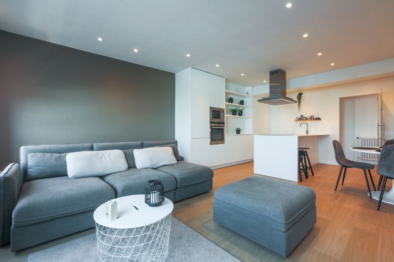 instapklaar, centraal gelegen 2- slaapkamer appartement met terrasje en kelder. Energielabel B, Elektr. goedgekeurd... foto {{pictureIndex}}