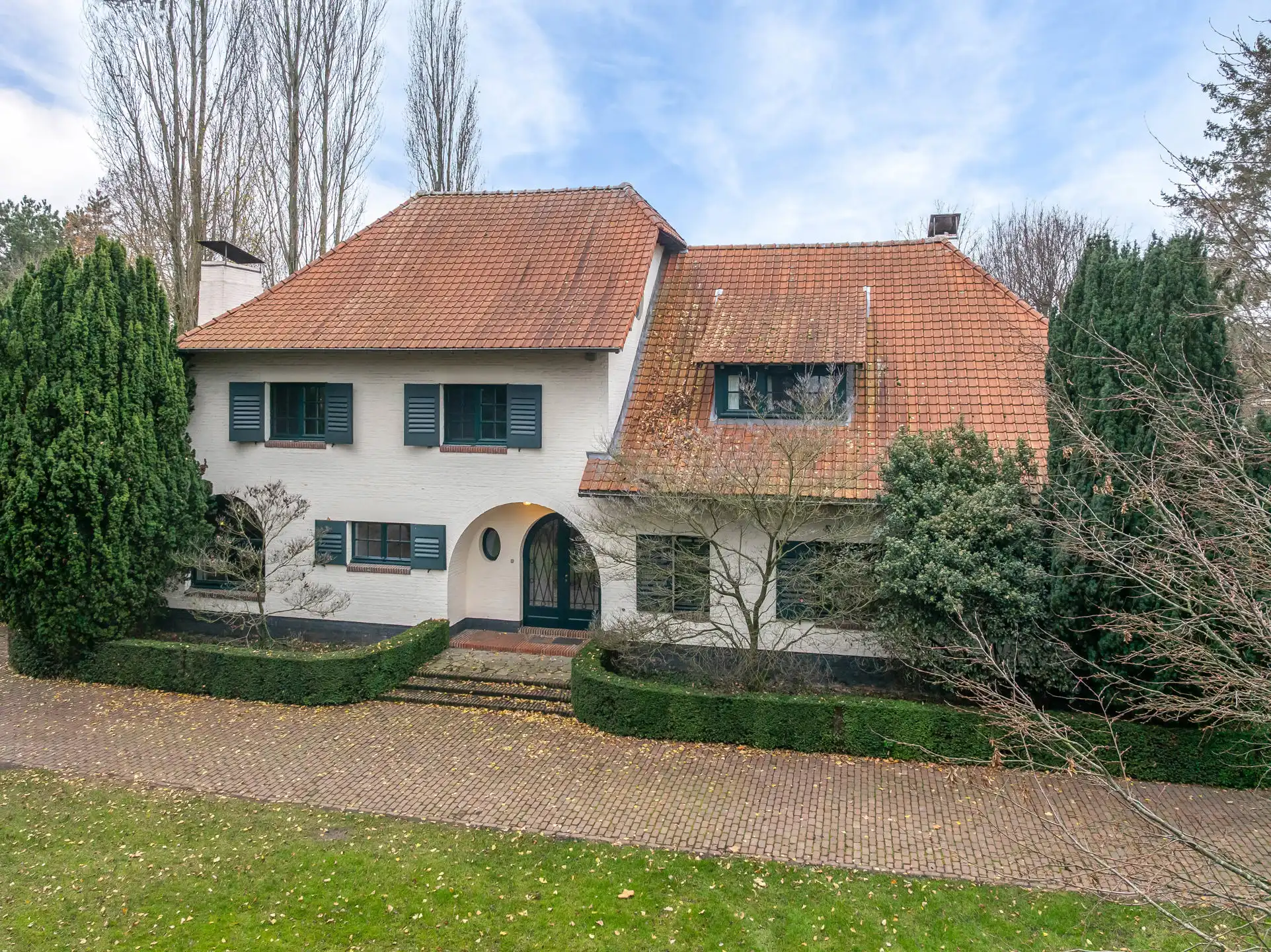 Stijlvolle villa met zwembad en uitzonderlijk potentieel foto {{pictureIndex}}