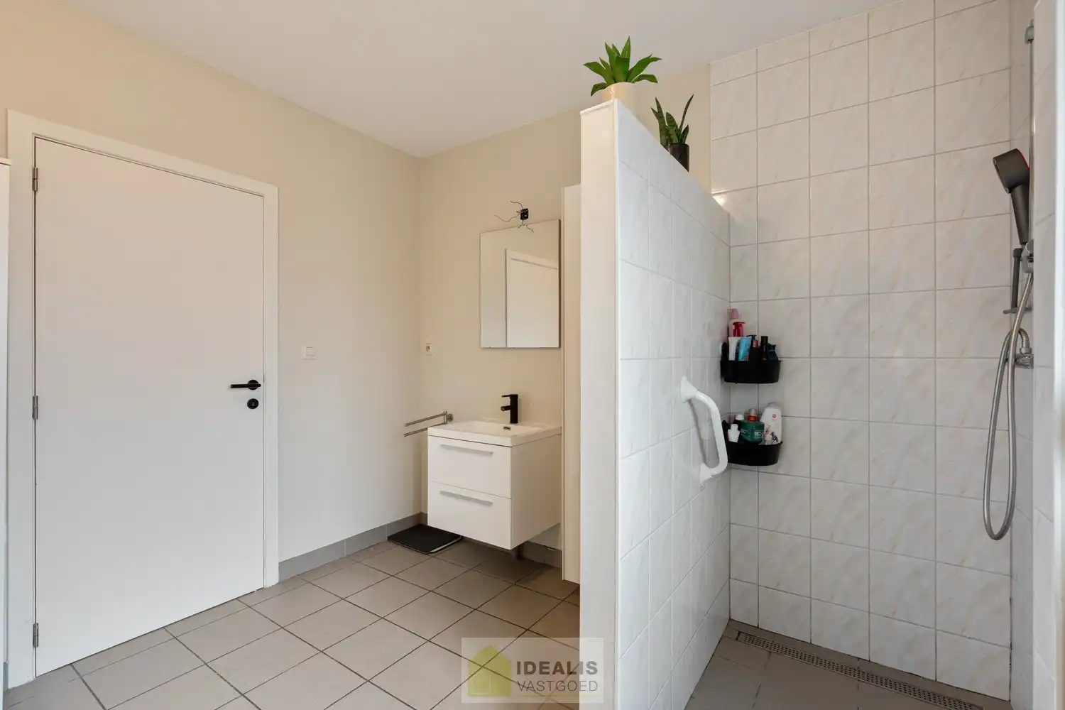 IDEALIS VASTGOED – ZEER RUIME EENGEZINSWONING MET EEN KNAPPE LEEFRUIMTE MET AANSLUITEND OPEN MODERNE KEUKEN, MOMENTEEL 3 SLAAPKAMERS MAAR MOGELIJKHEID TOT 4 SLAAPKAMERS, 2 BADKAMERS, ONDERKELDERD EN VOLLEDIG AANGELEGD MET EEN KNAPPE TUIN EN HEERLIJK OVERDEKT TERRAS OP EEN PERCEEL VAN 5A 63CA! Deze ruime gezinswoning omvat +- 215m² netto bewoonbare oppervlakte met een aangename woonkamer bestaande uit zit-en eetgedeelte, een open moderne keuken, 3 slaapkamers maar mogelijkheid tot 4 slaapkamers en 2 badkamers. Een unieke kans voor kandidaten op zoek naar een ééngezinswoning voorzien van alle faciliteiten en comfort op een fijne locatie in een residentiële wijk tussen de centra van Oudsbergen, Bocholt, Bree en Peer! De huidige eigenaars hebben de woning in 2023 grondig gerenoveerd en o.a. voorzien van vloerverwarming, een warmtepompboiler en 2 lucht-luchtsystemen om te koelen en warmen!! foto 33
