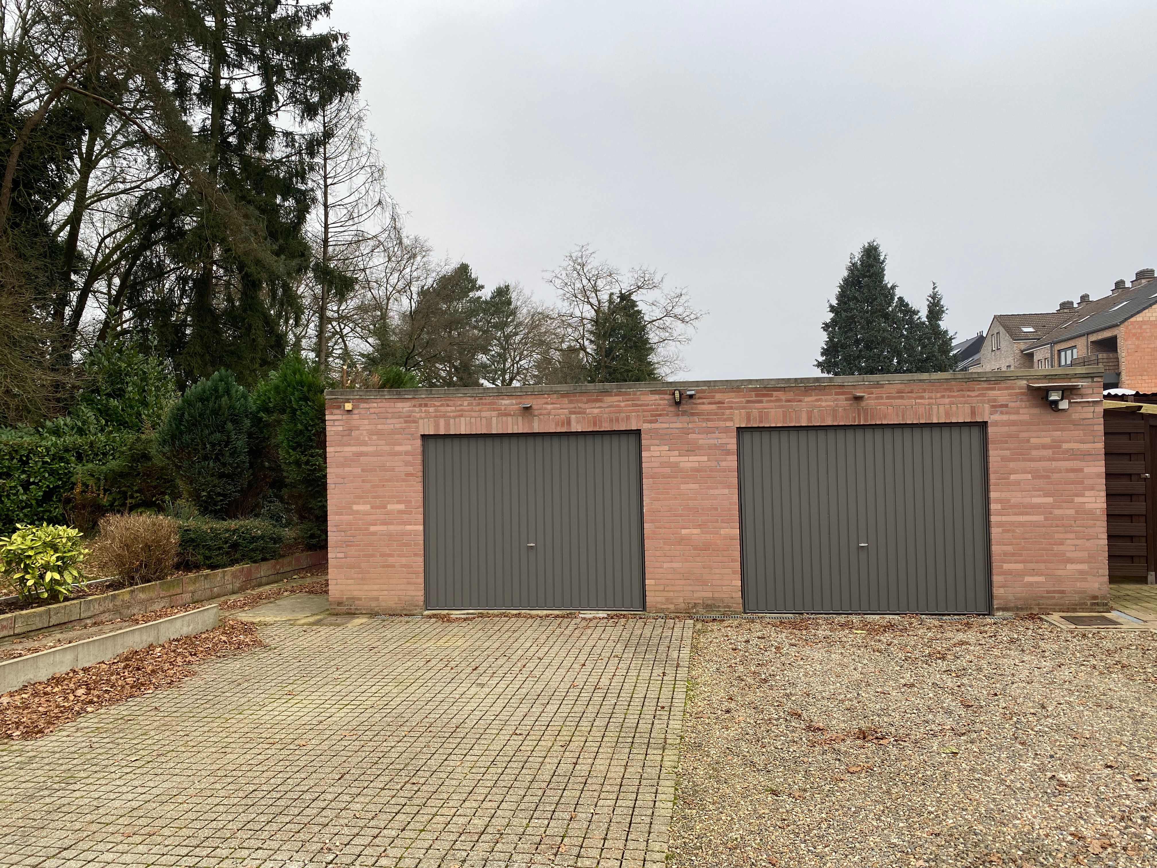 Genk, Nieuwe Kuilenweg 57 - Opbrengsteigendom bestaande uit 2 appartementen, 1 studio, 2 garages, 4 autostaanplaatsen en tuin. foto 2