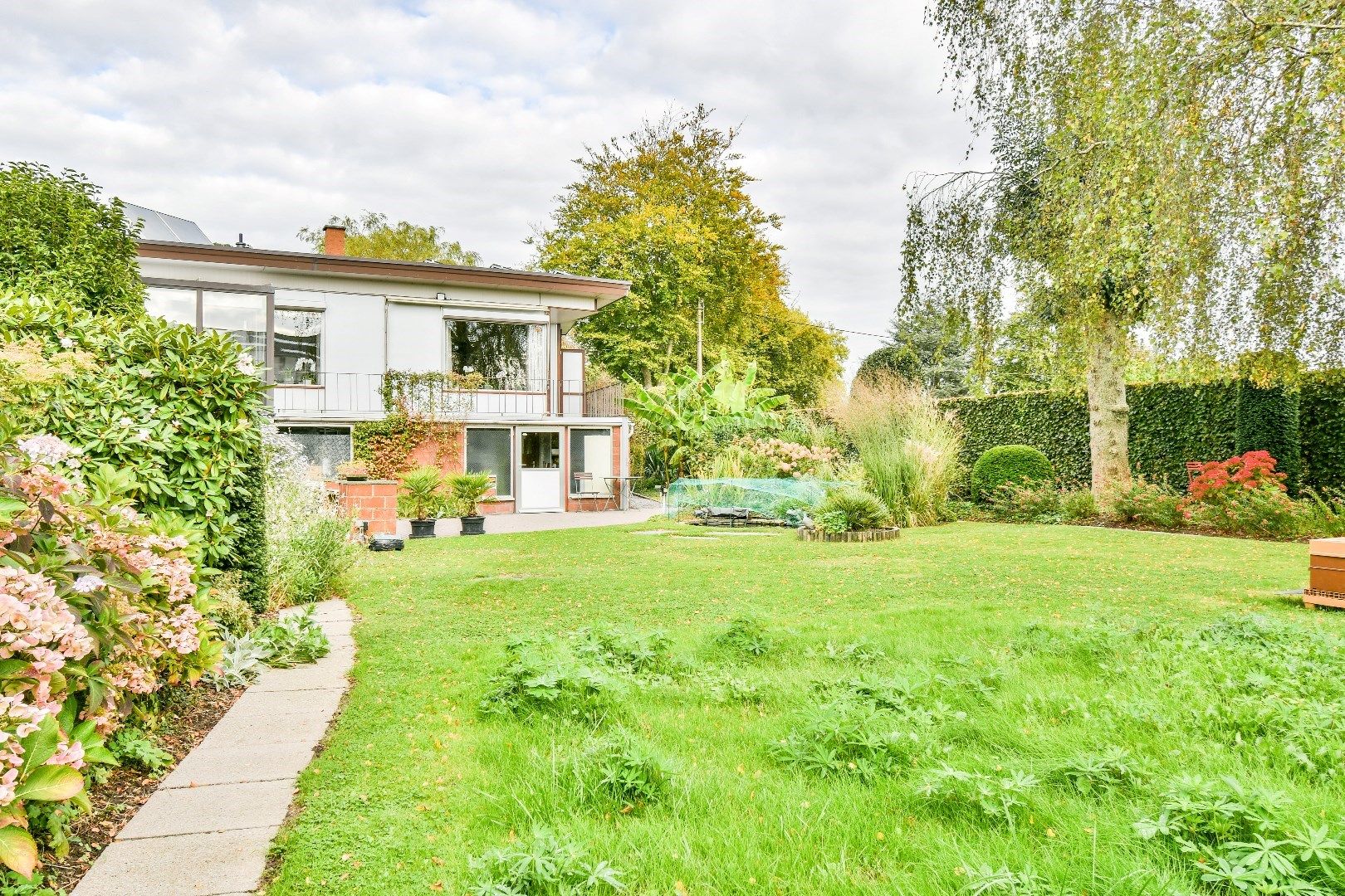 Instapklare woning met groene tuin op 1398 m²! foto {{pictureIndex}}