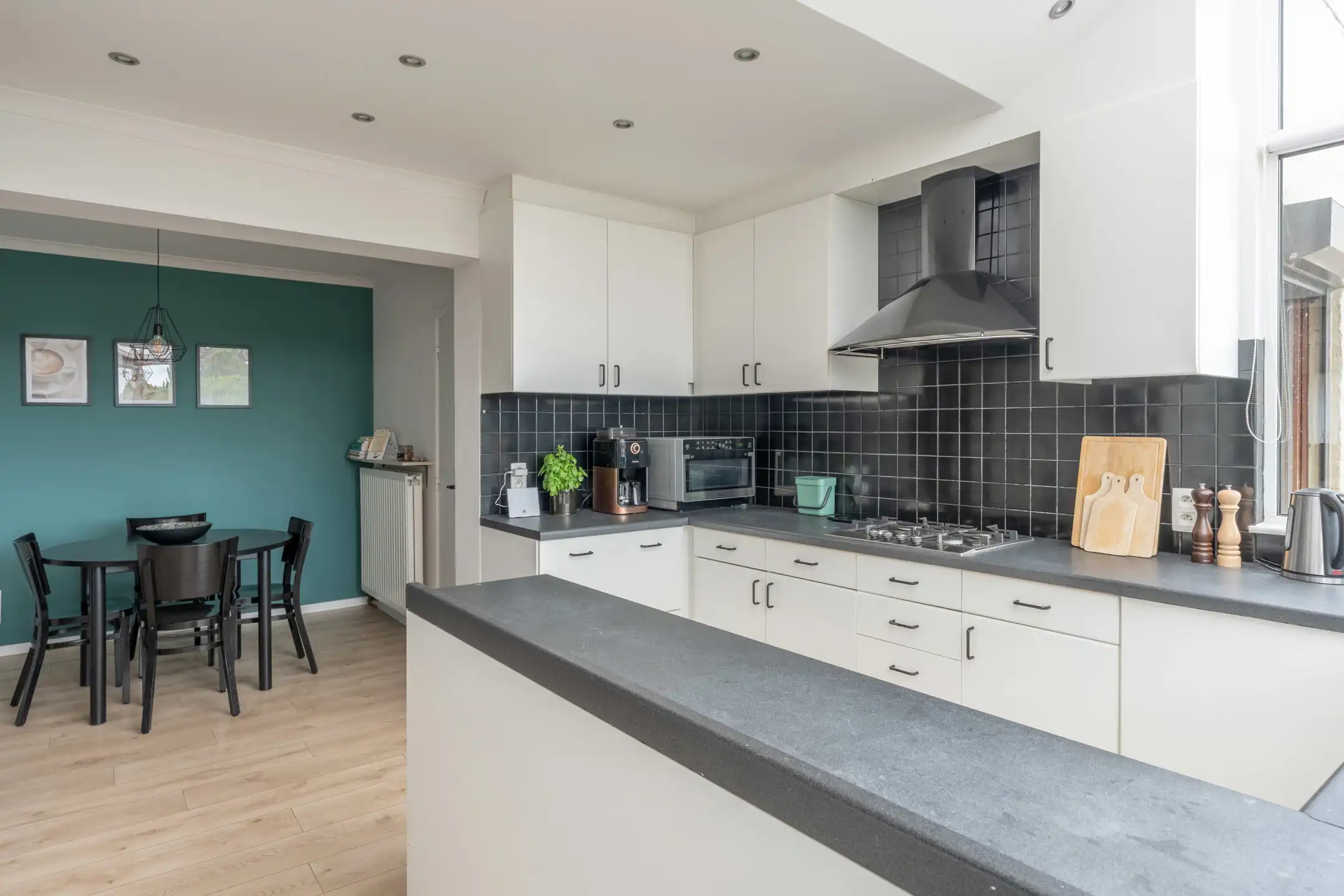 Woning bestaande uit twee appartementen op 985m² perceel. foto 12