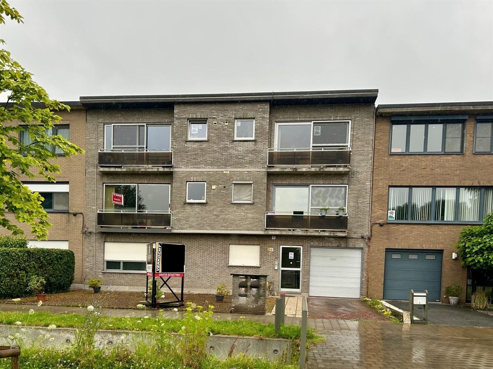 Tweeslaapkamerappartement met garagebox  foto {{pictureIndex}}