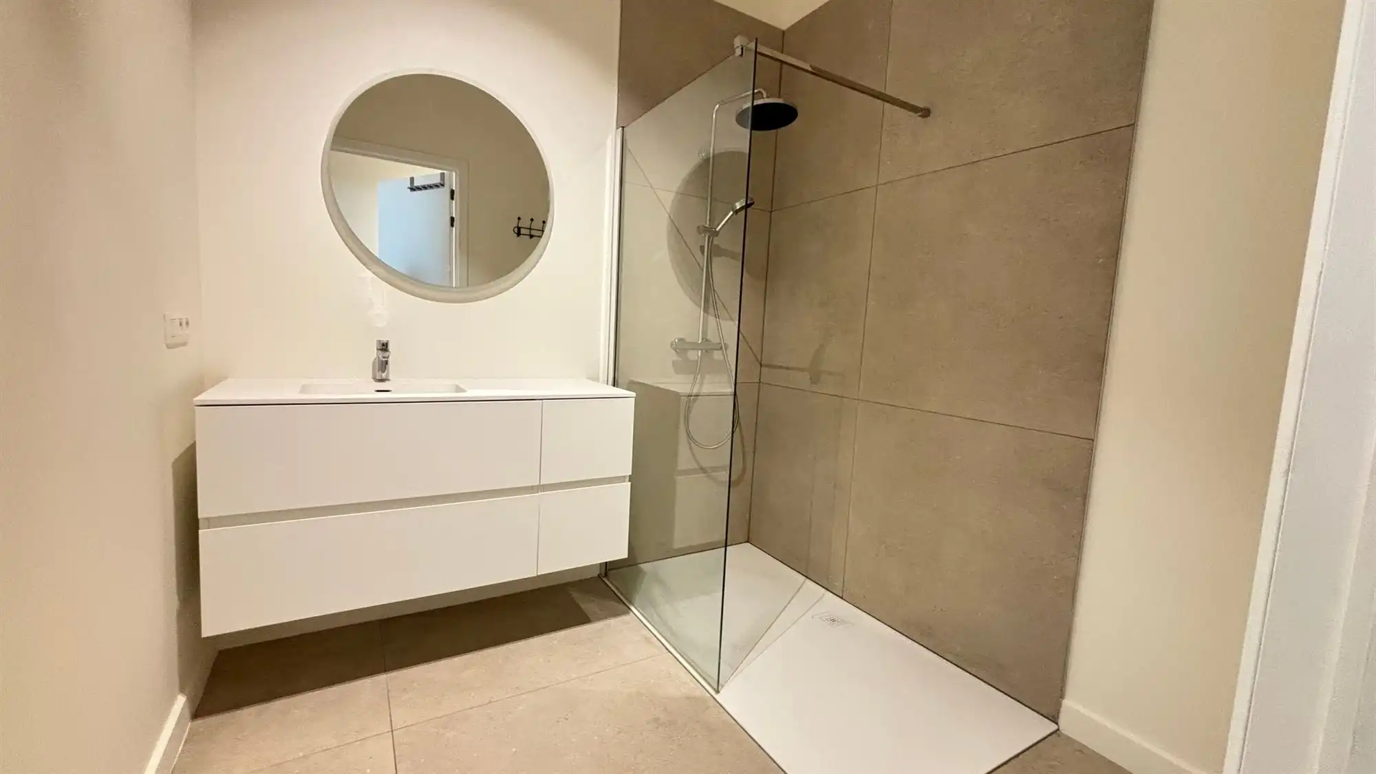 Gerenoveerd gelijkvloers appartement met tuin foto 9