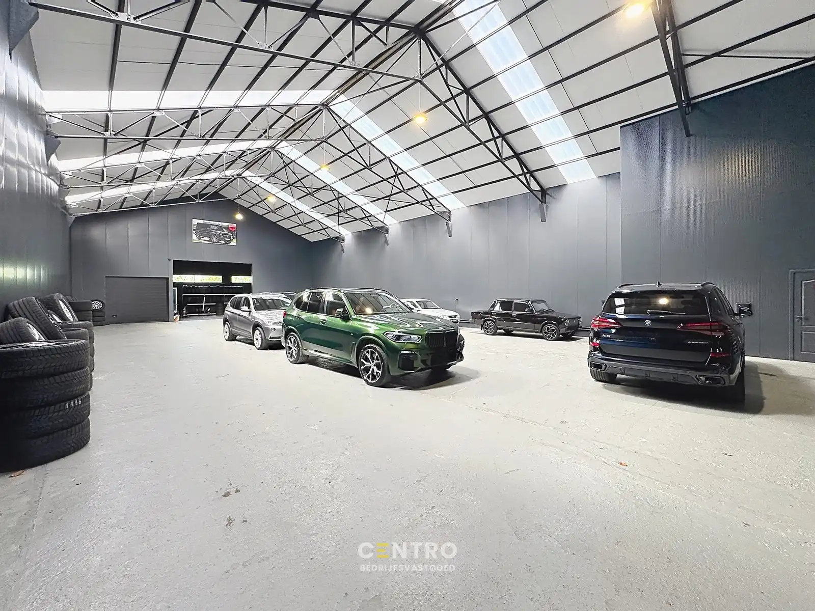 Vernieuwde ruime woning, magazijnen, bijgebouw mét grote parking op zeer strategische locatie (industriegrond) ! foto 2