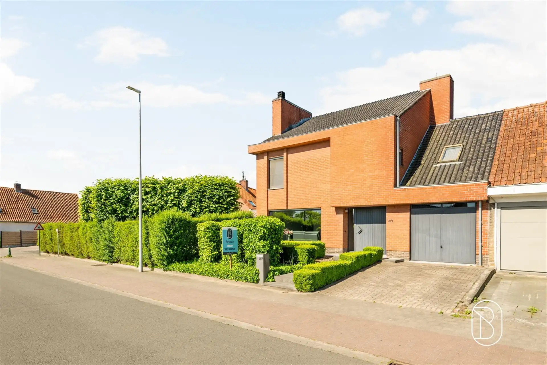 Ruime instapklare gezinswoning met garage en oprit foto 2