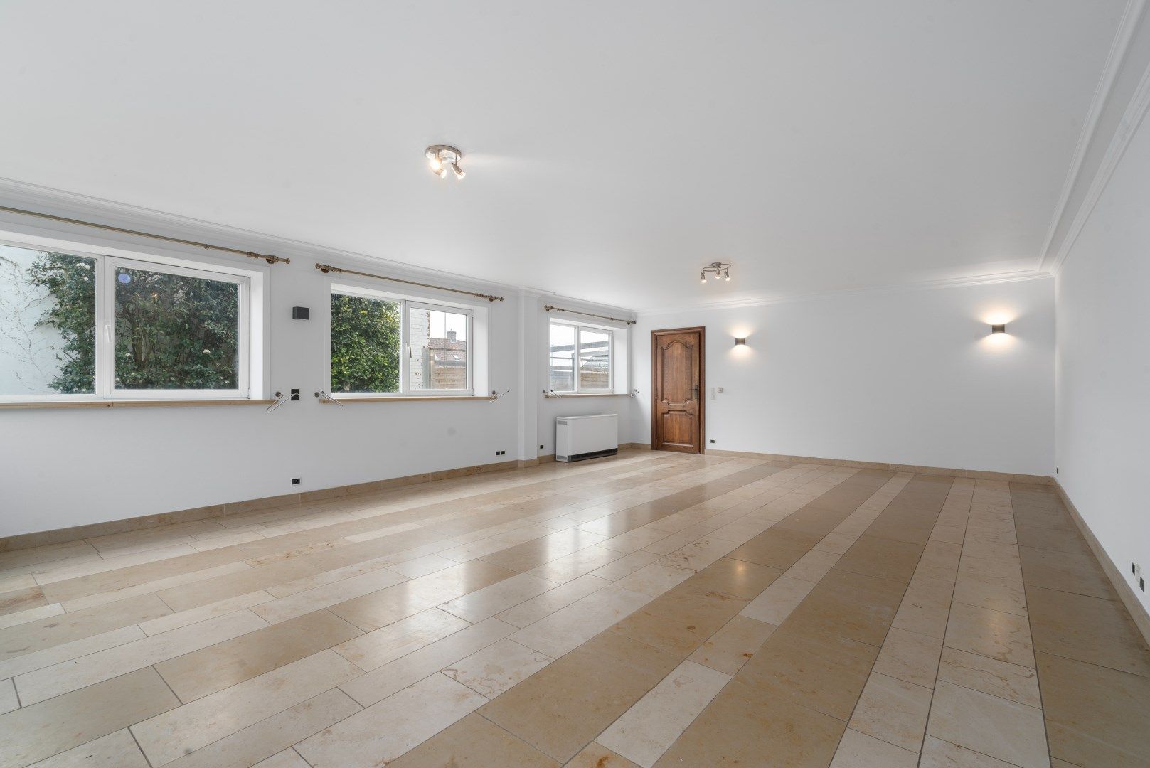 Magazijn met kantoren en conciërgewoning foto 10