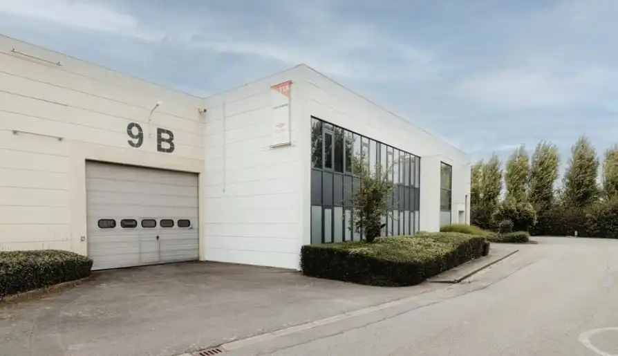 Magazijn met klein kantoor op strategische locatie foto 3