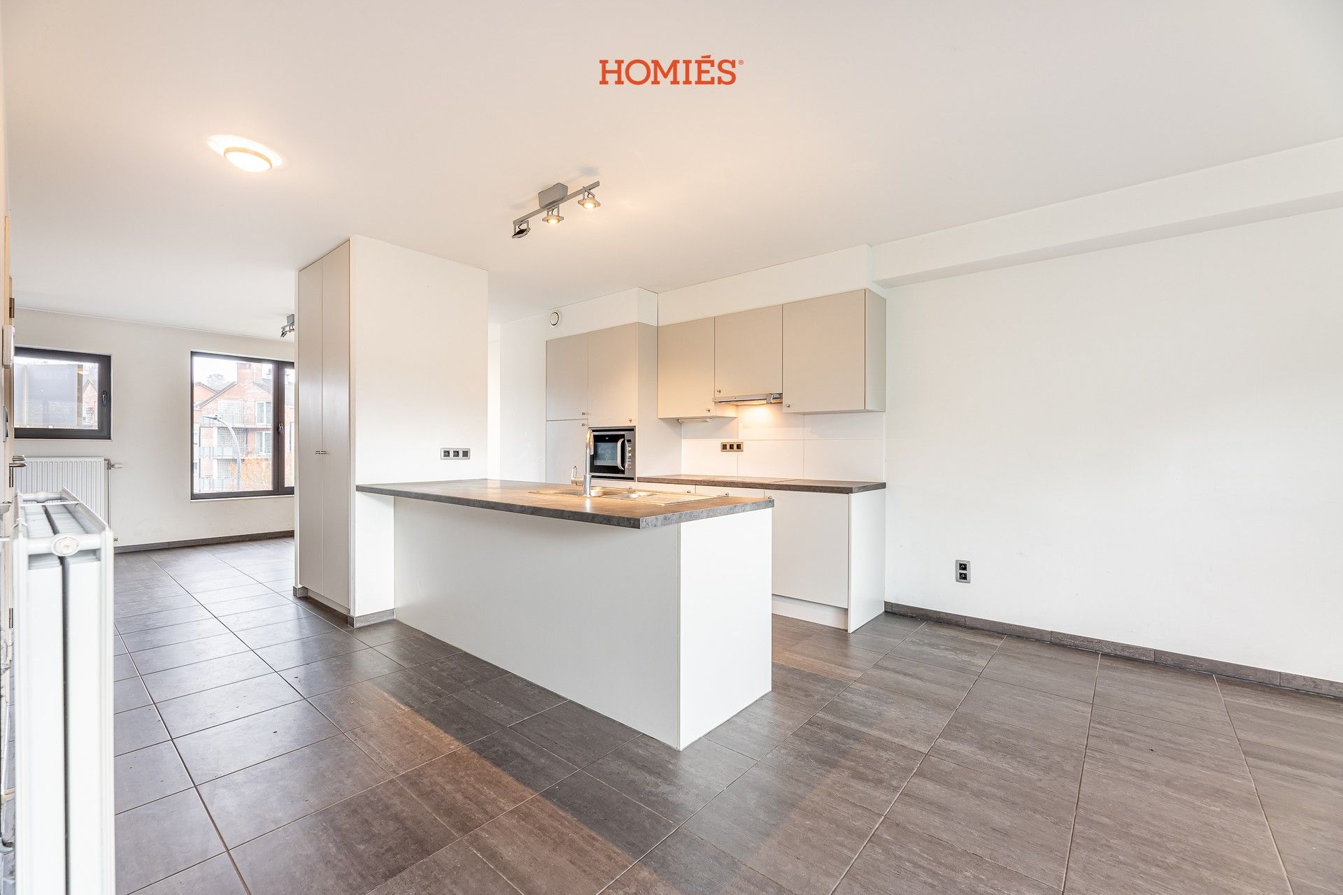 Ruim triplex appartement op strategische locatie foto {{pictureIndex}}