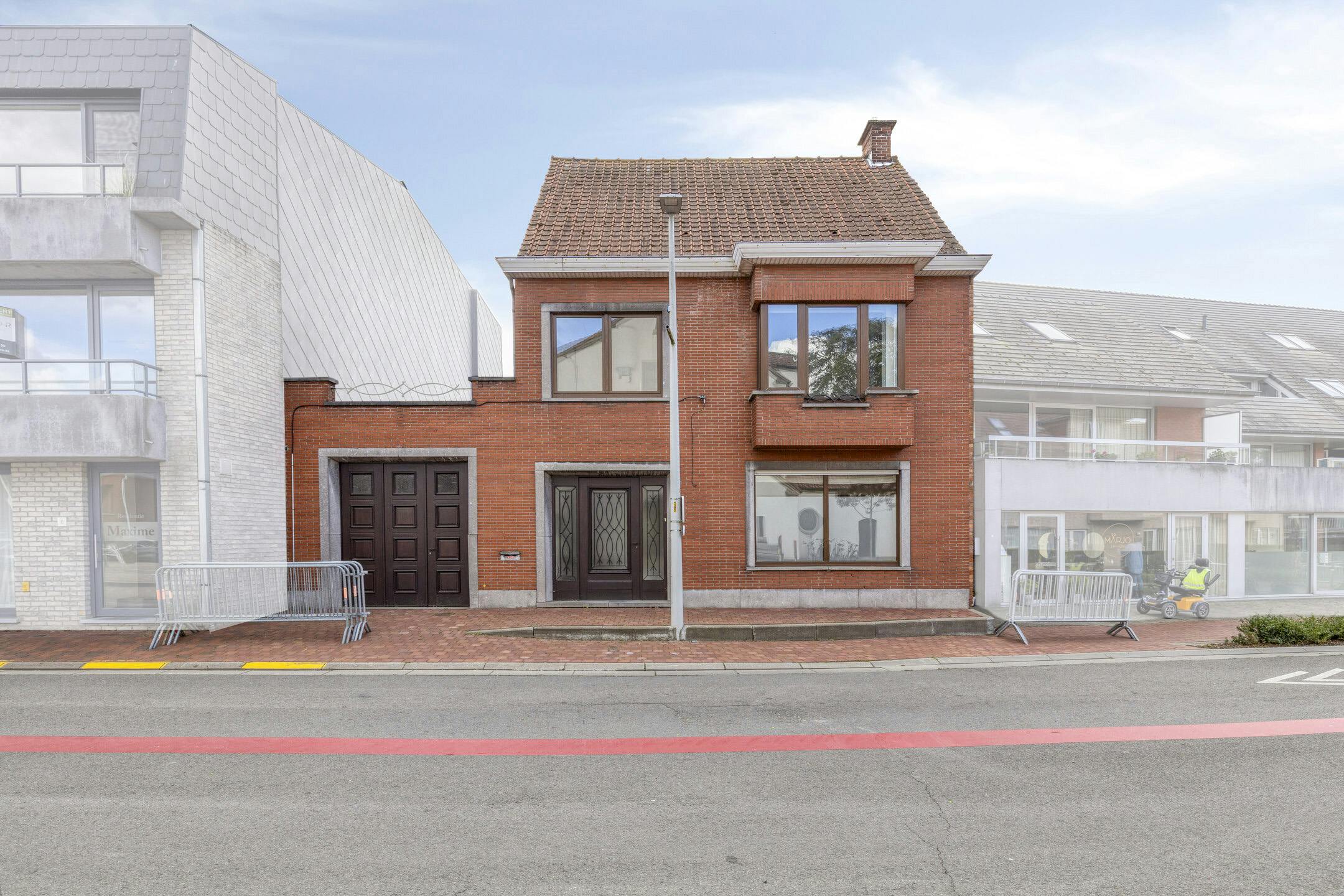 Ruime woning met tuin & potentieel in hartje Landegem foto 3