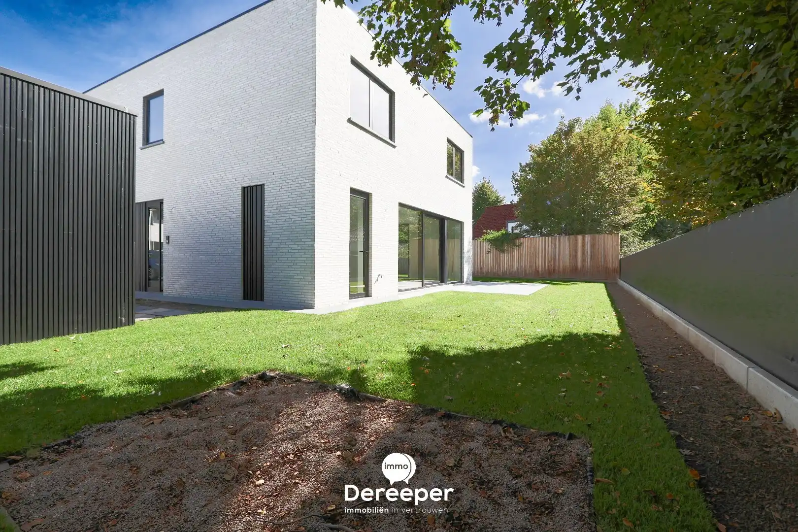 Nieuwbouwwoning met 4 slaapkamers op een uitstekende ligging in centrum Jabbeke foto {{pictureIndex}}