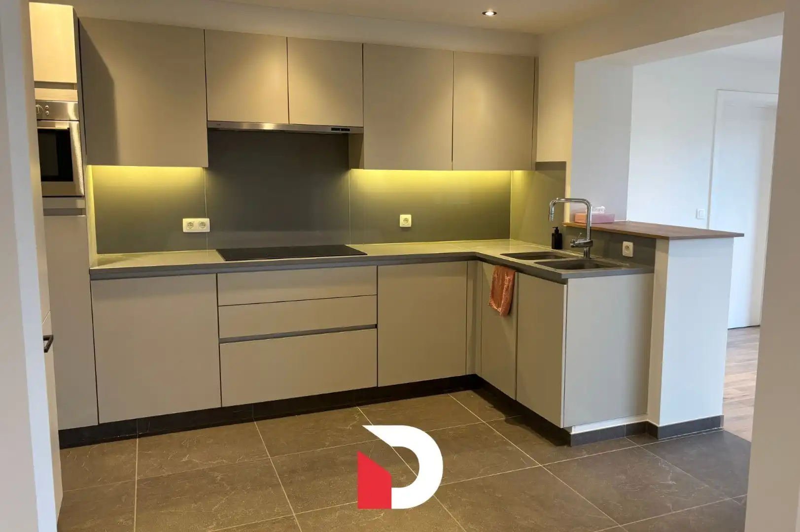 Gerenoveerde, lichtrijke woning met 3 slaapkamers en garage  foto 8