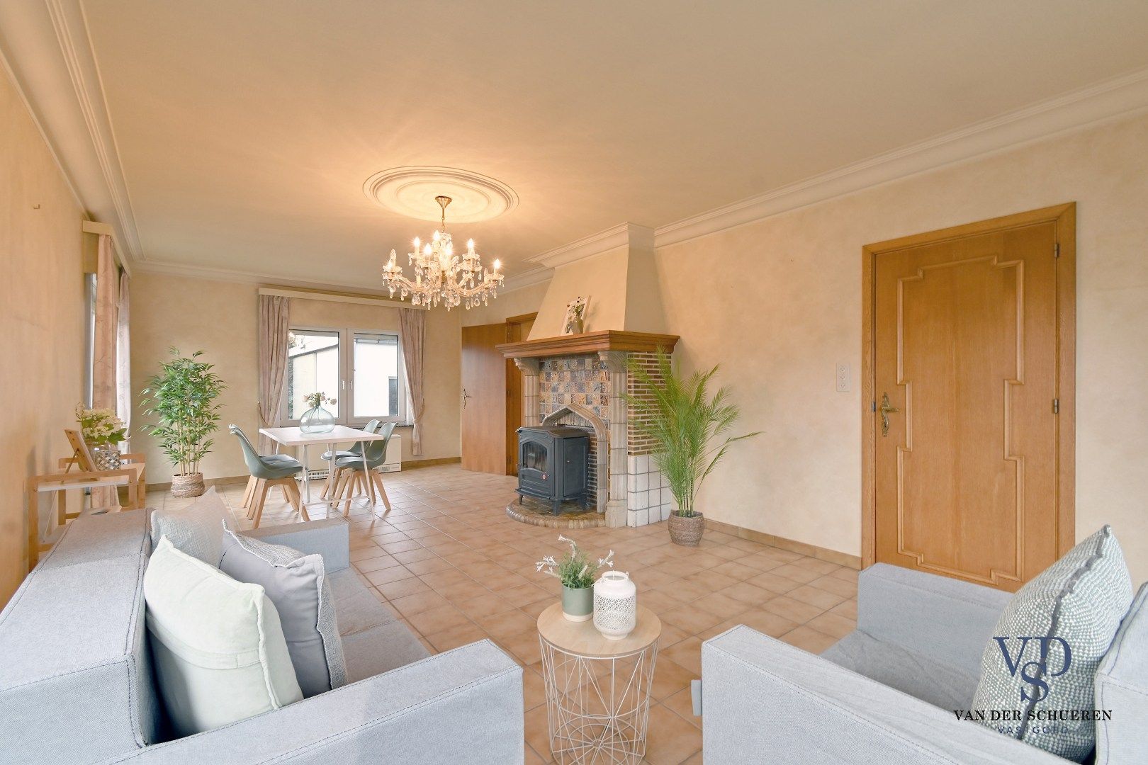 Bungalowwoning met afzonderlijke loods foto 4