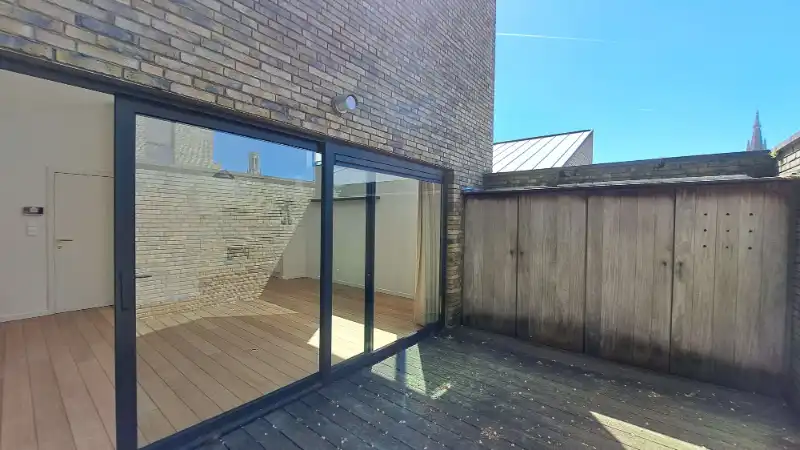 Comfortabele en lichtrijke 2-slaapkamerwoonst met TERRAS te huur in Brugge foto 11