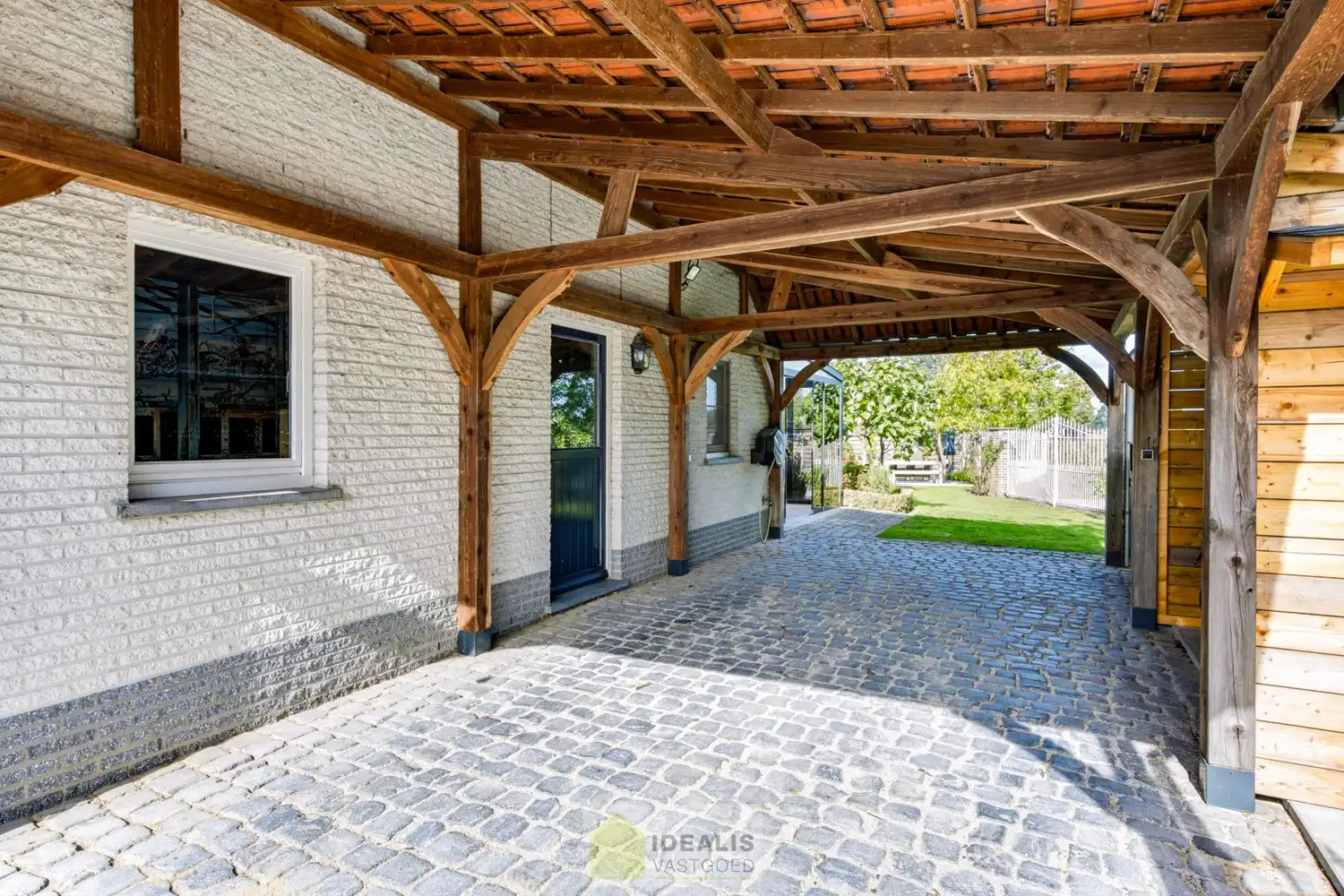IDEALIS VASTGOED – EEN AANGENAME VRIJSTAANDE WONING MET EEN NIEUWE KEUKEN EN BADKAMER, EEN HEERLIJK RUIME WOONKAMER MET SPEKSTEENKACHEL, EEN EXTRA RUIME VERANDA (VOLLEDIG AF TE SLUITEN MET GLAZEN PUIEN), 3 SLAAPKAMERS, EEN EXTRA MULTIFUNCTIONELE RUIMTE (INGERICHT ALS KANTOOR MET APARTE INGANG) OP EEN RIANT PERCEEL VAN 14A 51CA, VOLLEDIG OMHEIND, VOORZIEN VAN VOLDOENDE PARKEERRUIMTE EN EEN PRACHTIGE CARPORT VOOR 2 WAGENS! foto 6