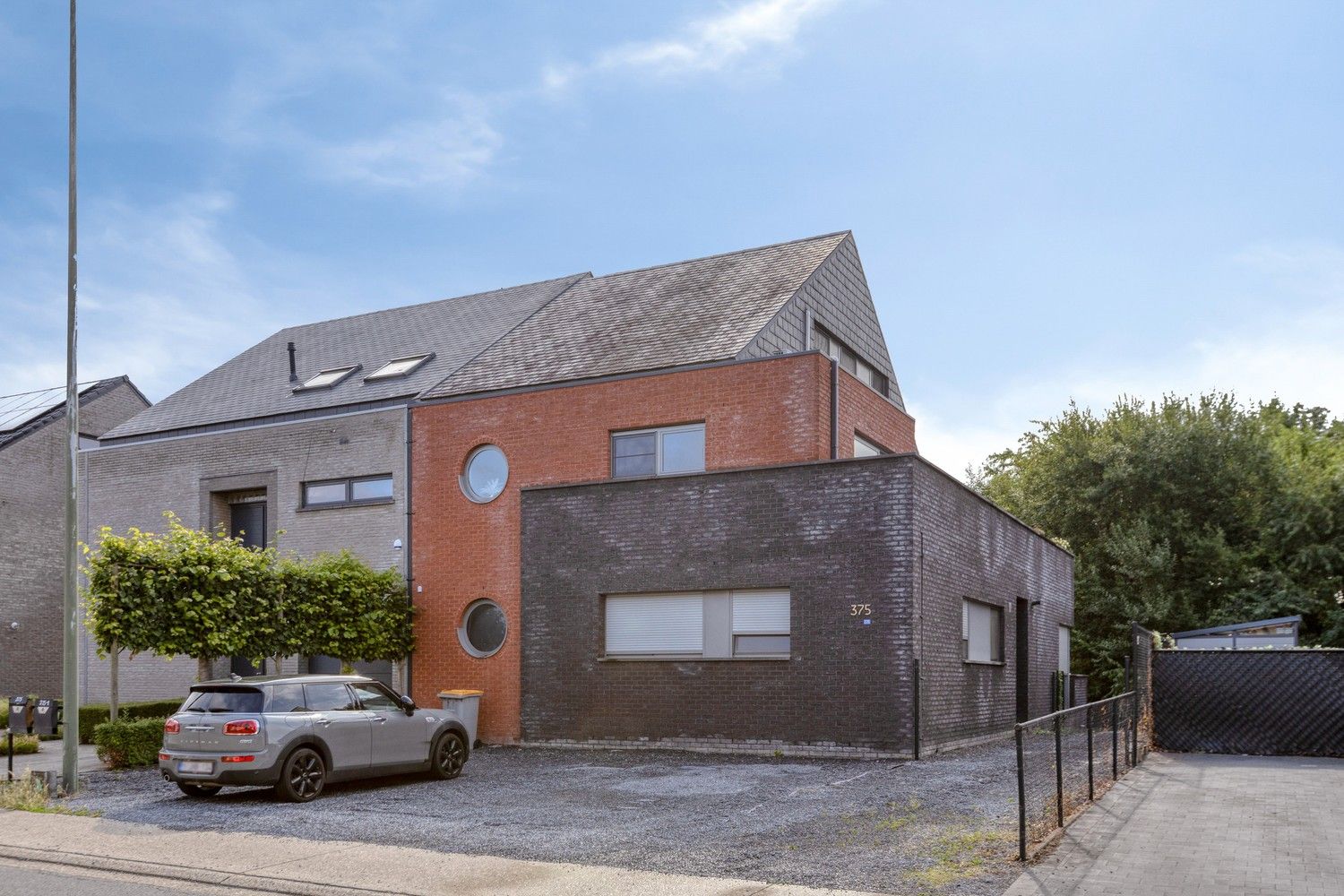 Instapklare en lichtrijke duplex met terras, garage én drie slaapkamers foto {{pictureIndex}}