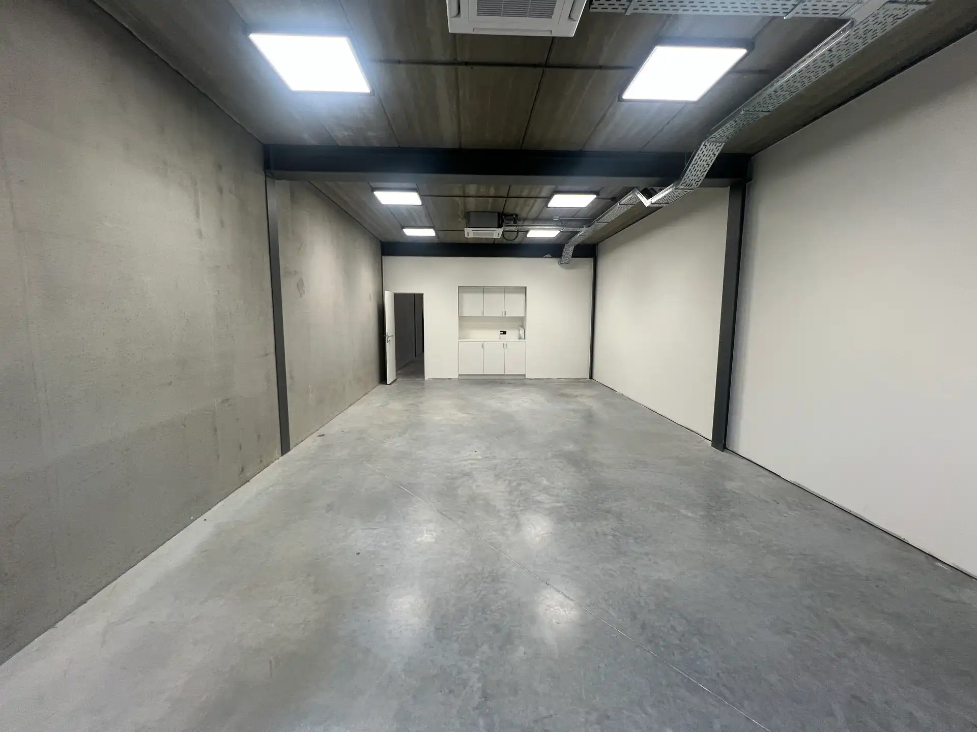Recente kmo-unit (220m²) met buitenterrein foto 8