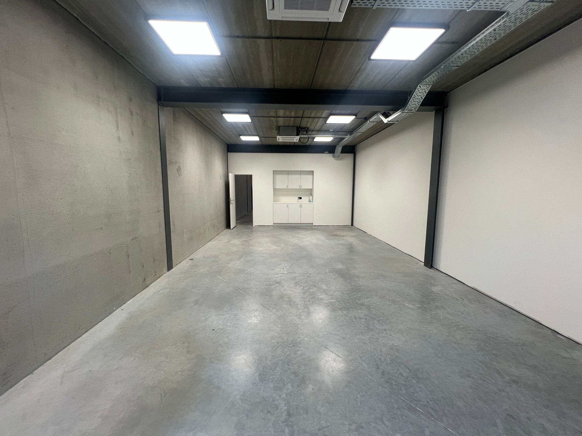 Recente kmo-unit (220m²) met buitenterrein foto 8