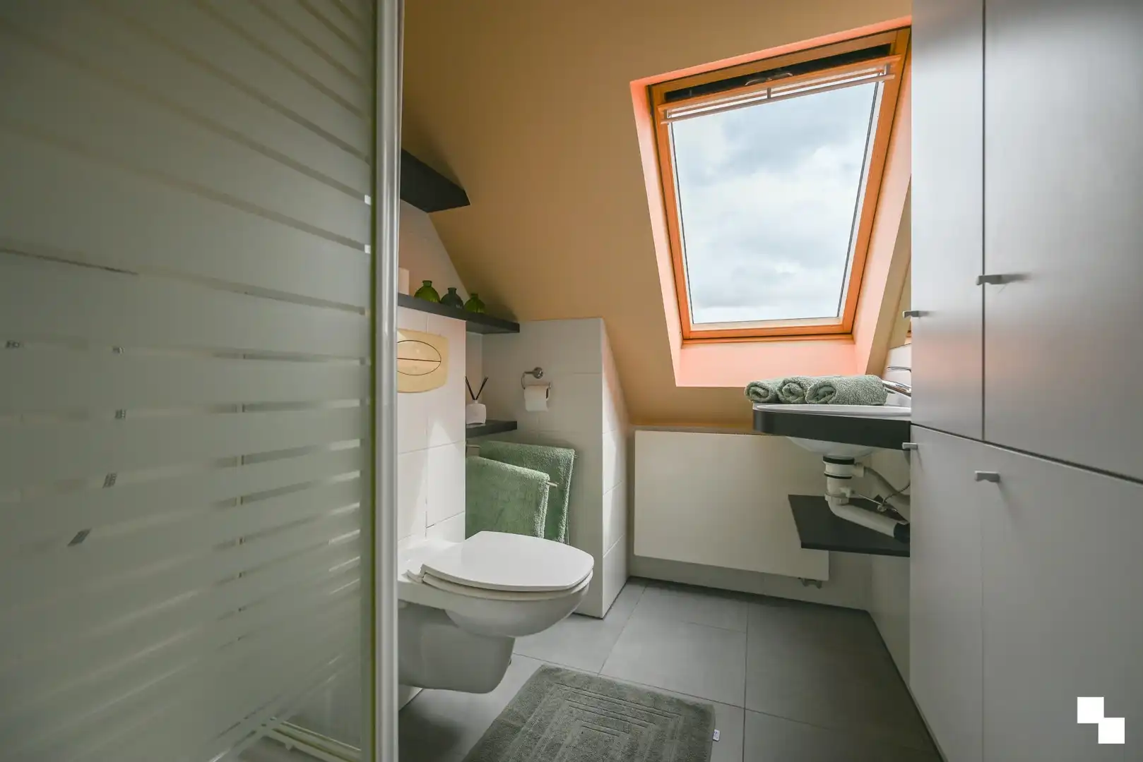 Duplex appartement met garage en twee staanplaatsen nabij centrum Izegem foto 30