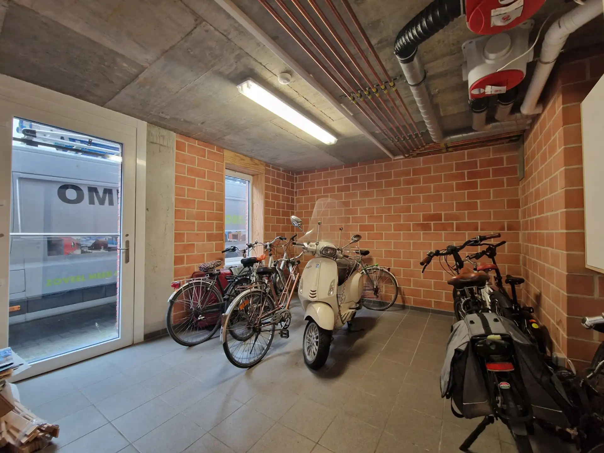 Gelijkvloerse recente studio met terras en eigen sanitair foto 10