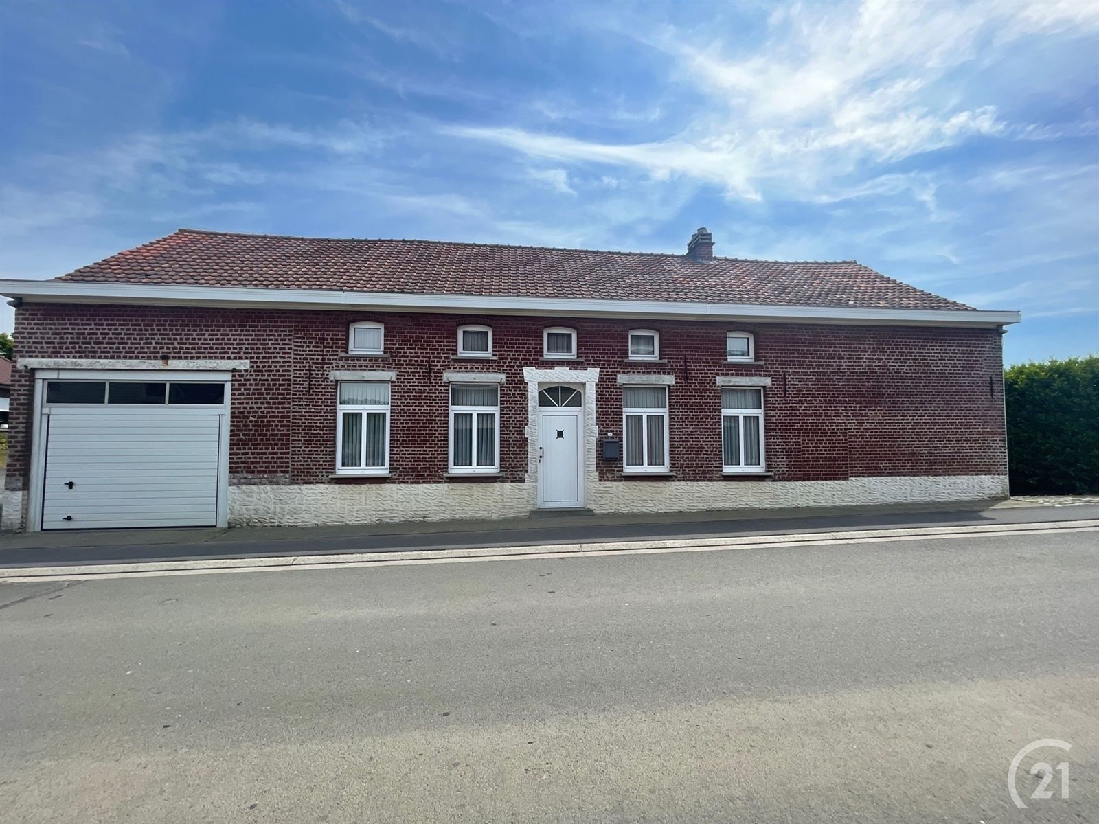 Op te frissen viergevelwoning met tuintje, stal en garage op 3are67 foto 2