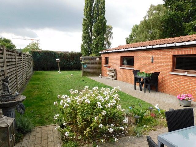 Ruime gezinswoning met tuin en garage foto 2