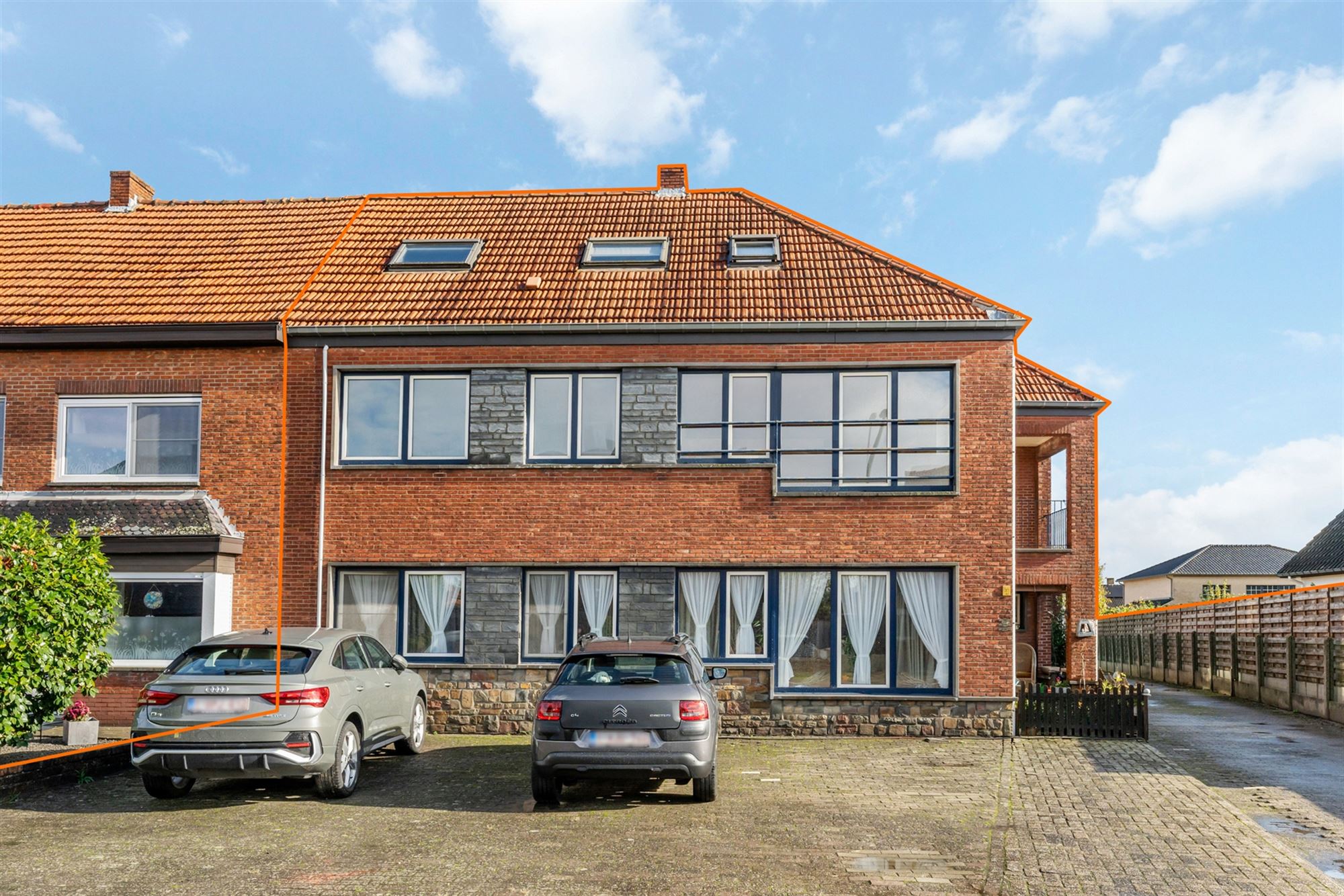 OPBRENGSTEIGENDOM BESTAANDE UIT 3 APPARTEMENTEN EN EEN STUDIO GELEGEN TE TESSENDERLO foto {{pictureIndex}}