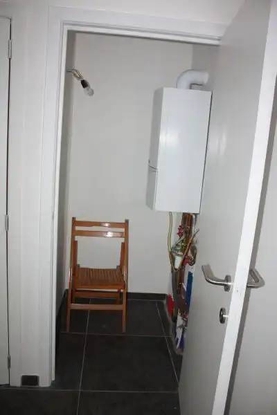 Ruim handelspand op 30 meter van de markt. foto 7