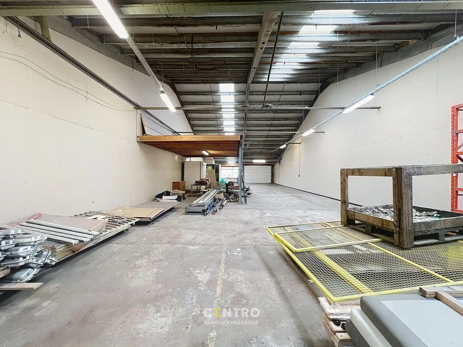 Magazijn van 315m² met mezzanine vlak bij de RING van Poperinge ! foto 3