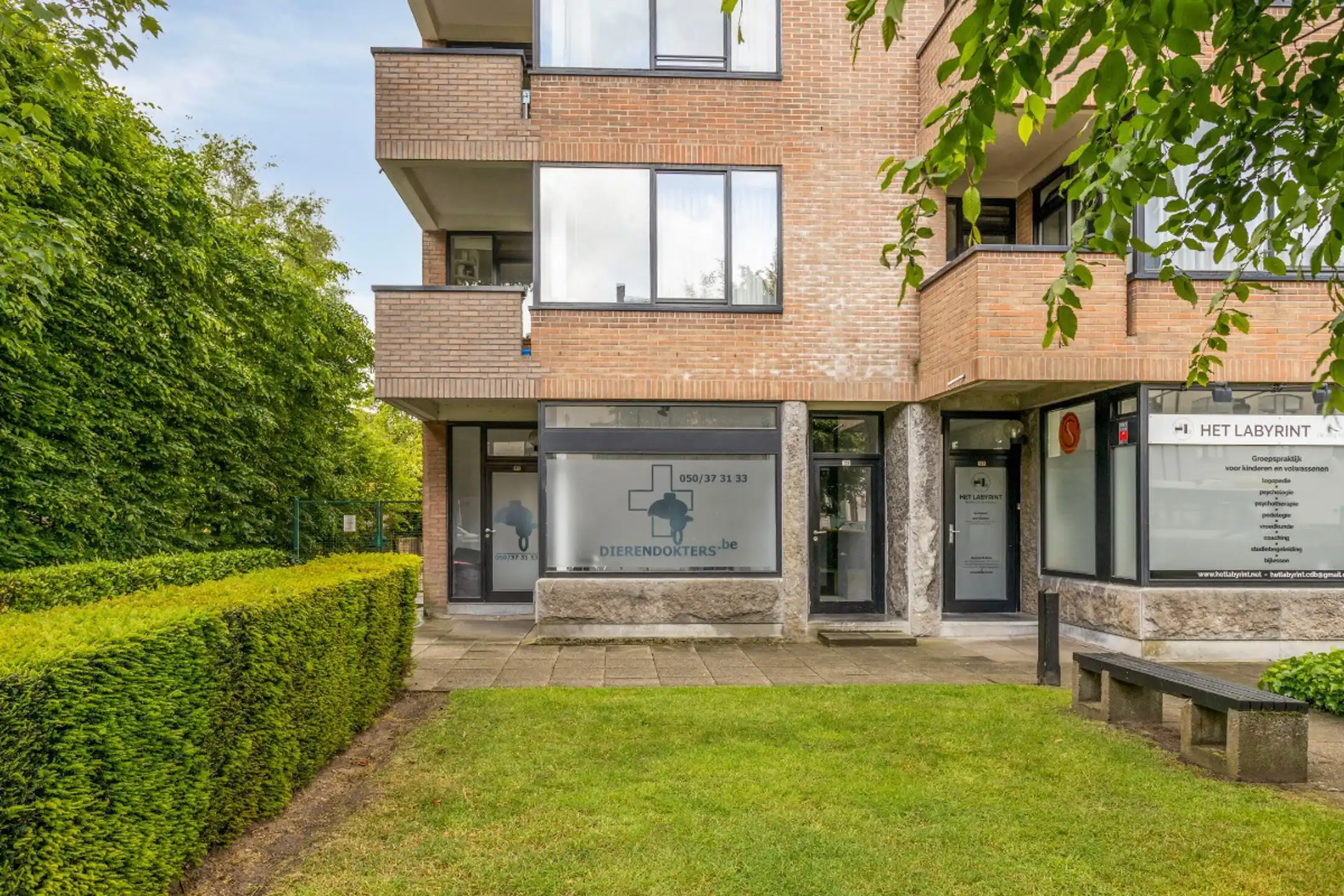 Gelijkvloerse handelsruimte op commerciële toplocatie foto {{pictureIndex}}