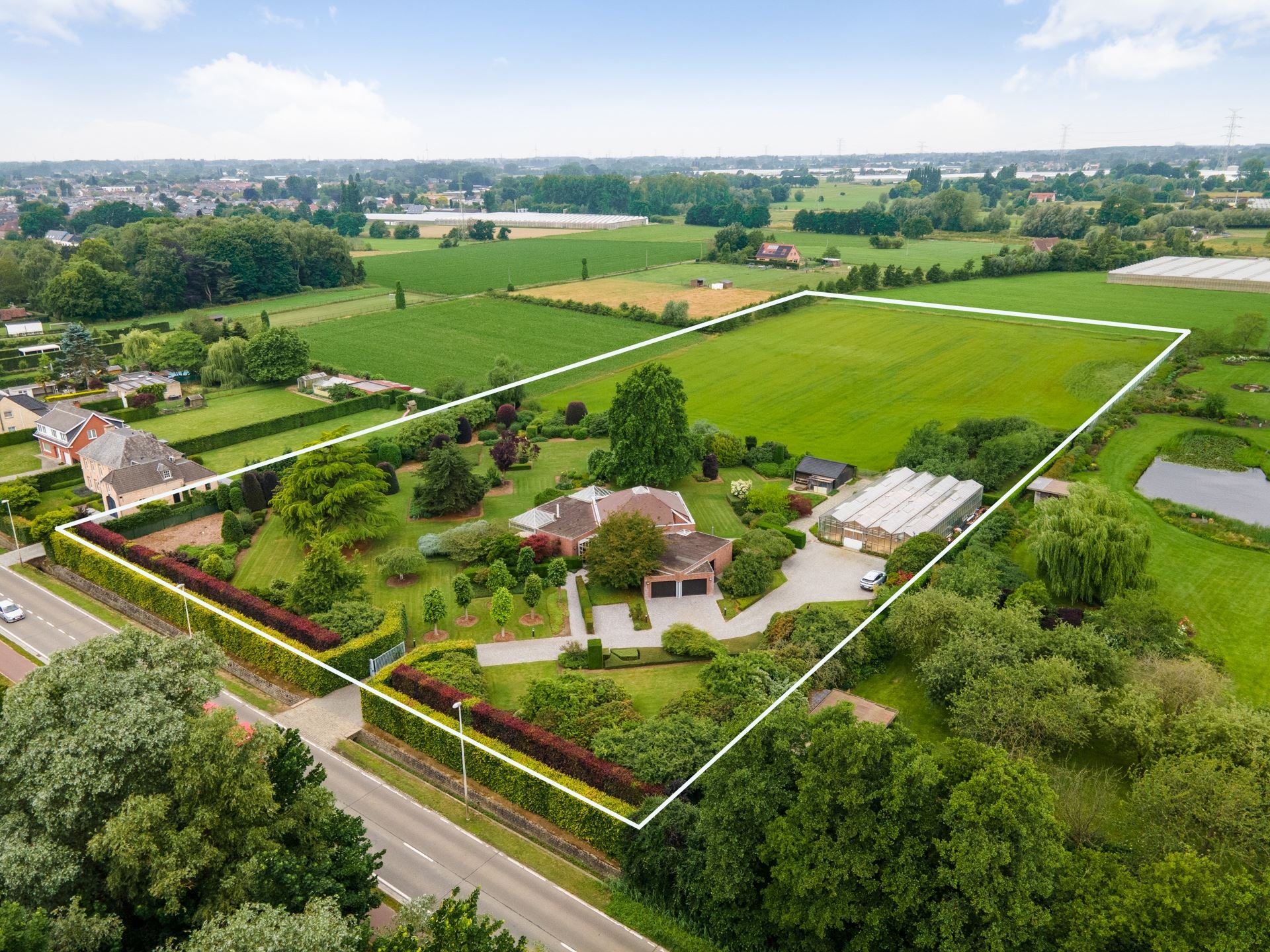 Hoofdfoto van de publicatie: PRACHTIGE VILLA TE KOOP IN EEN OASE VAN GROEN
