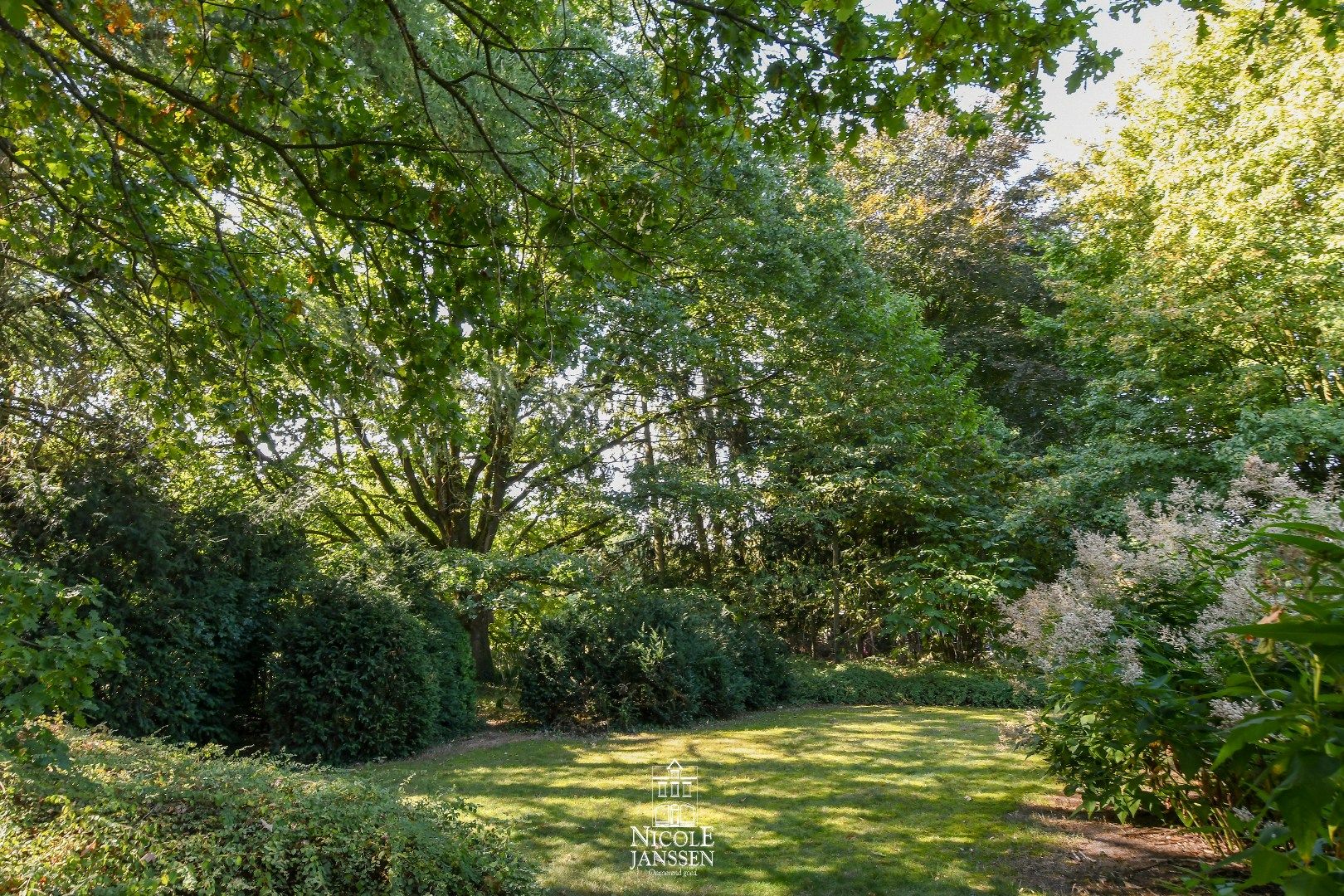 Vrijstaande woning met mooi verzorgde tuin en zwembad  foto 25
