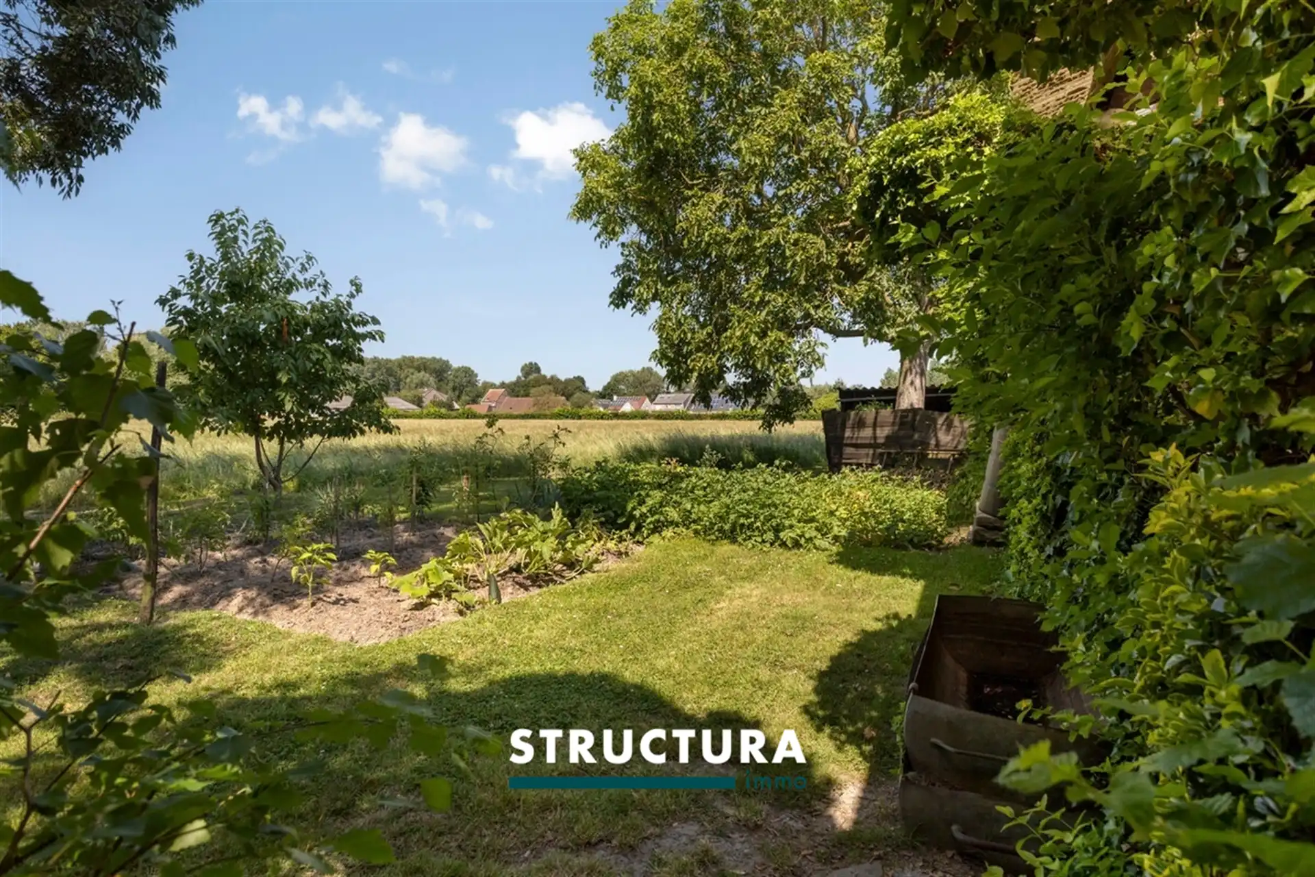 Villa met grote loods, omgeven door groen  foto 16