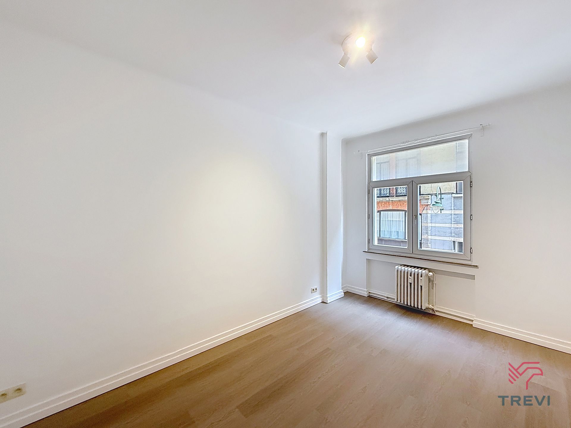 Volledig gerenoveerd appartement met 2 slaapkamers + studeerkamer! foto 9