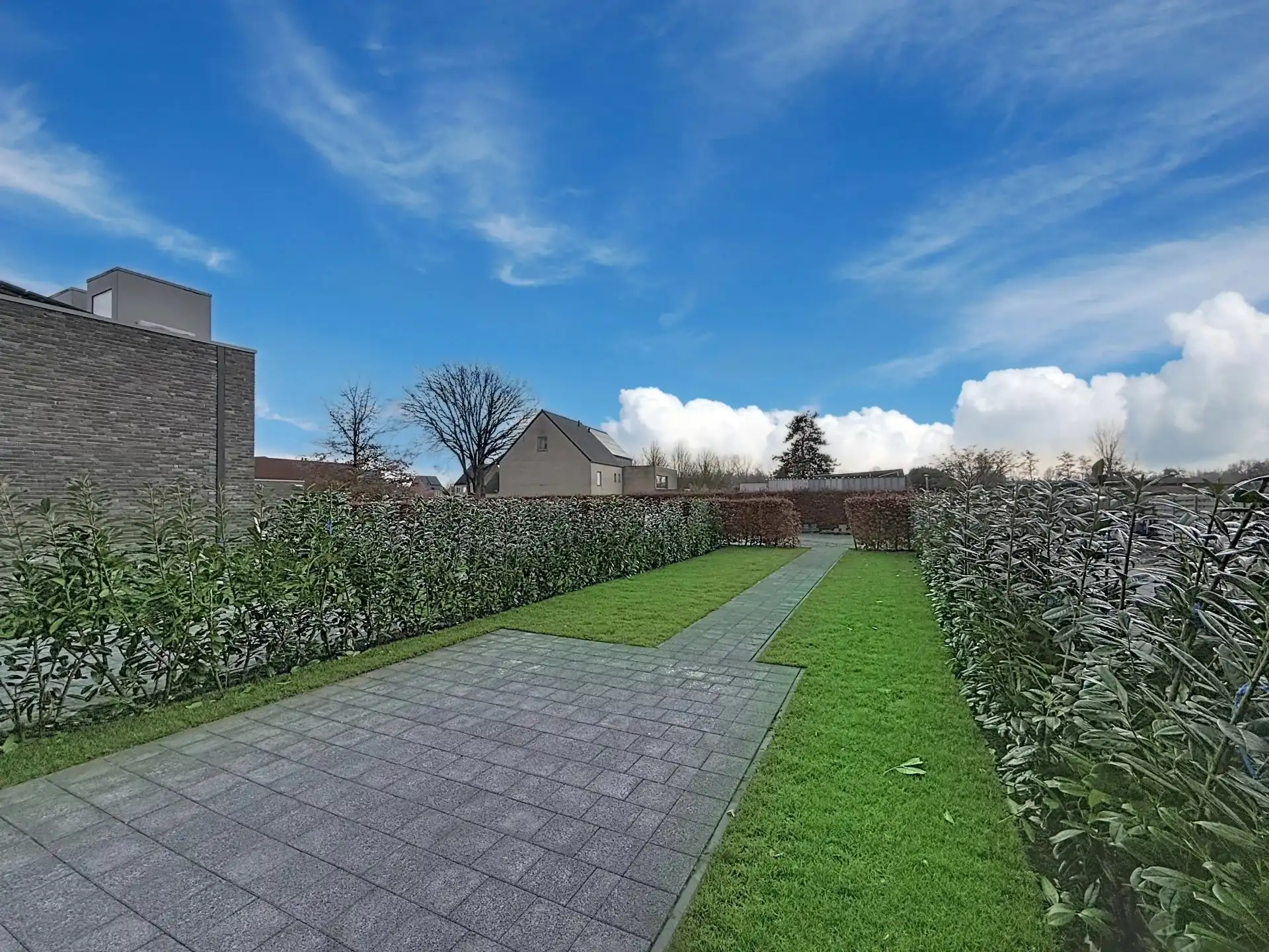 Luxueus en modern afgewerkt gelijkvloers appartement met tuin, 1 slaapkamer en 2 staanplaatsen. foto 22