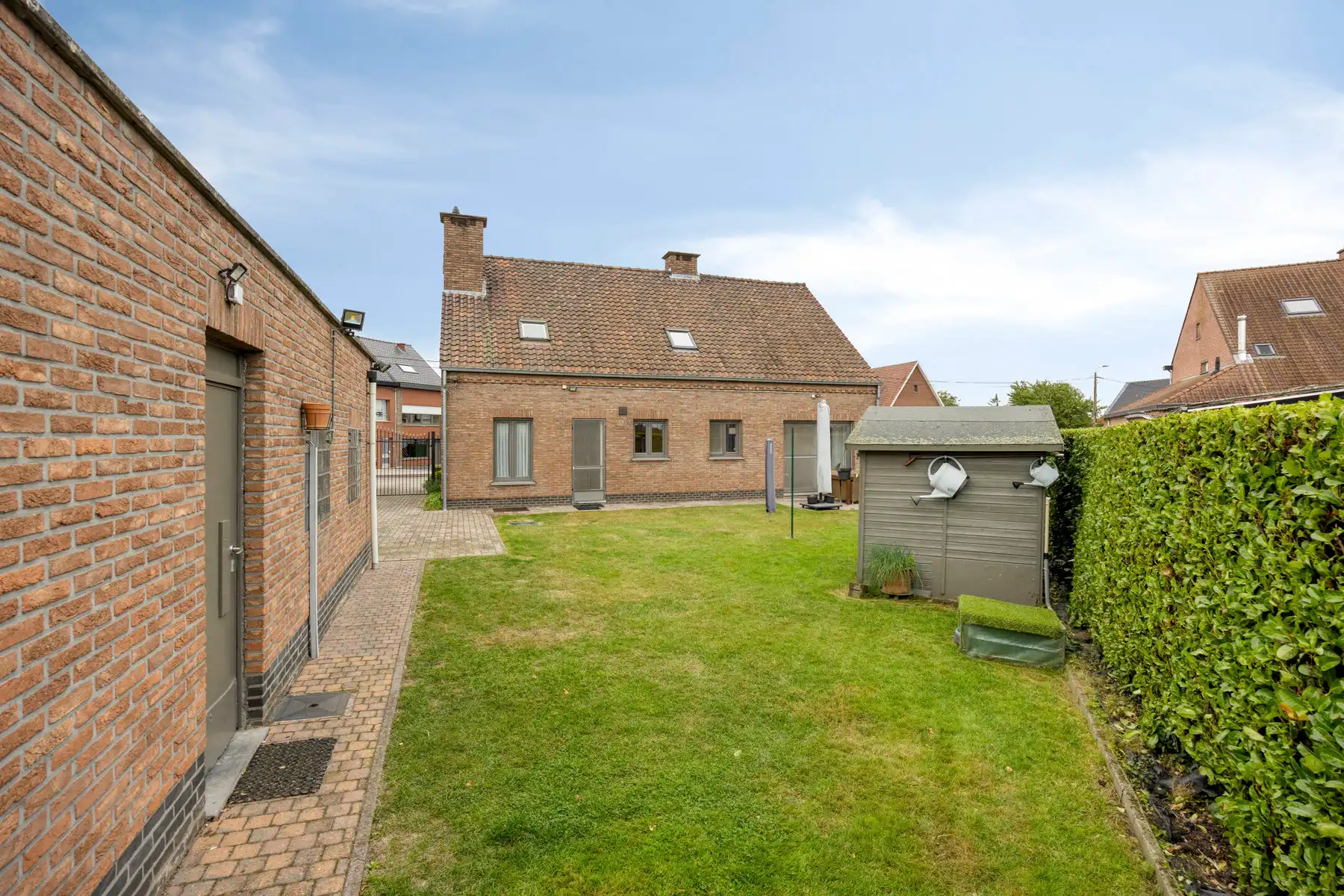 Karaktervolle woning met omheinde tuin en veel staanplaatsen foto 28